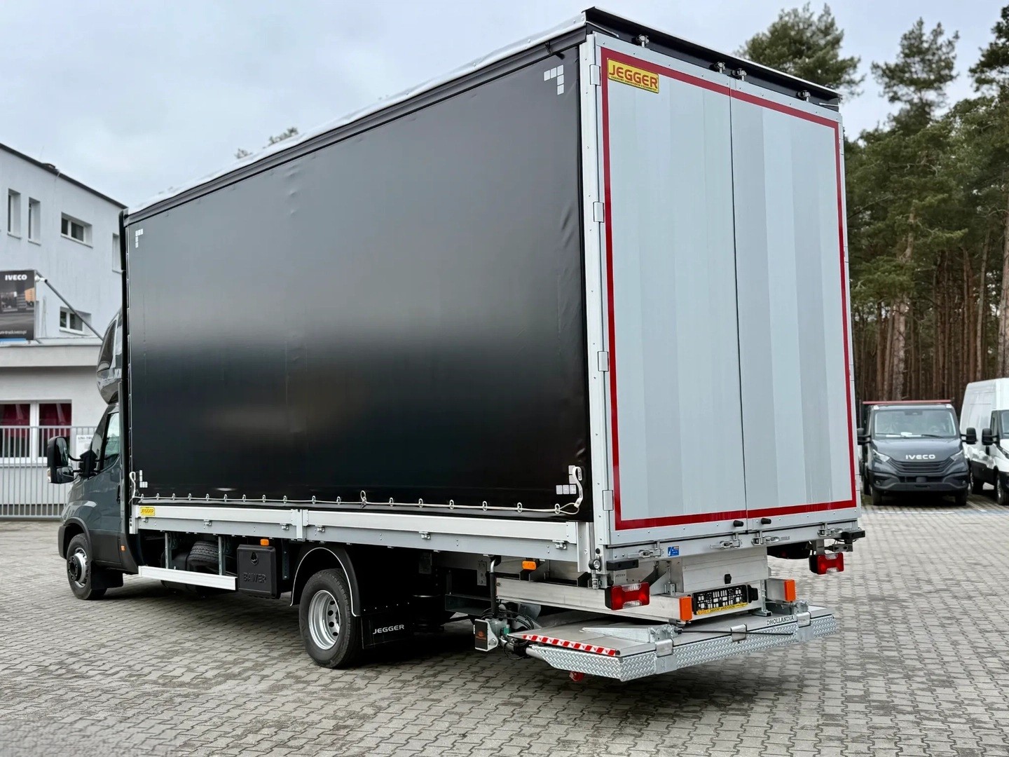 IVECO 72 C 18H LAMAX XL Schlafkabine mit 2 Betten-image-5