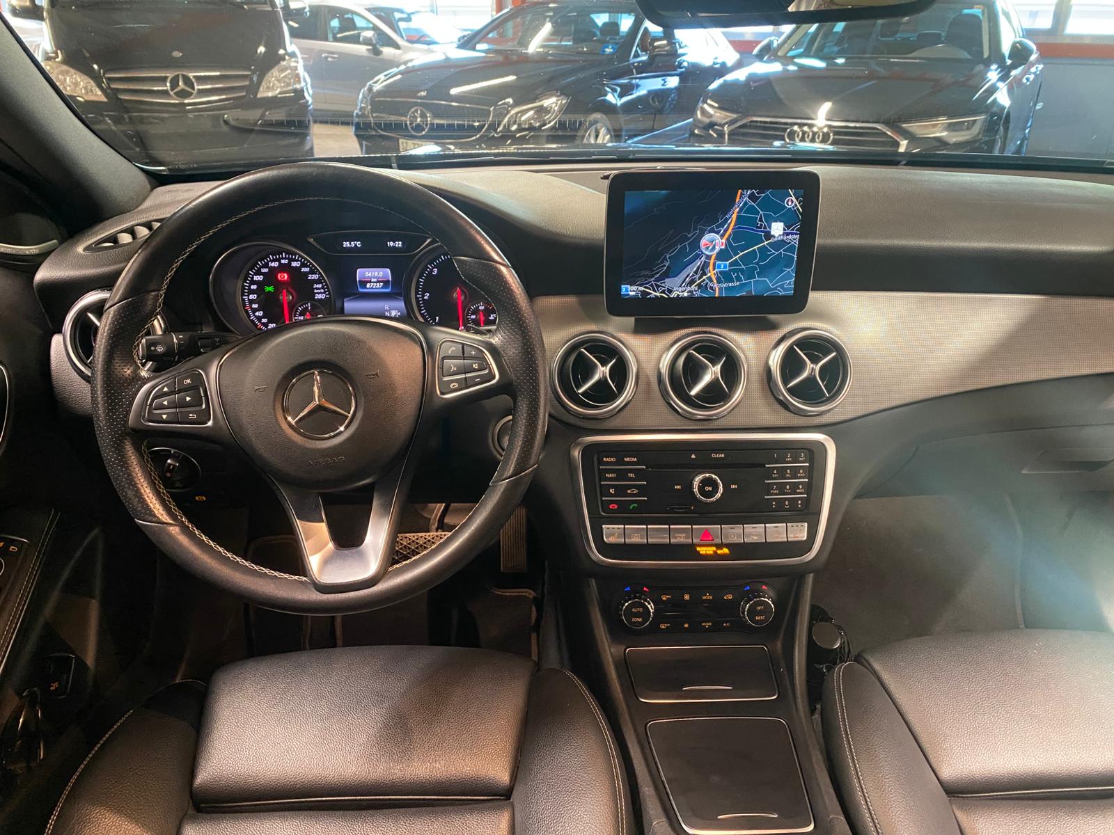 MERCEDES-BENZ GLA 200 d Swiss Star Edition Urban 4Matic 7G-DCT-showroom-element-2