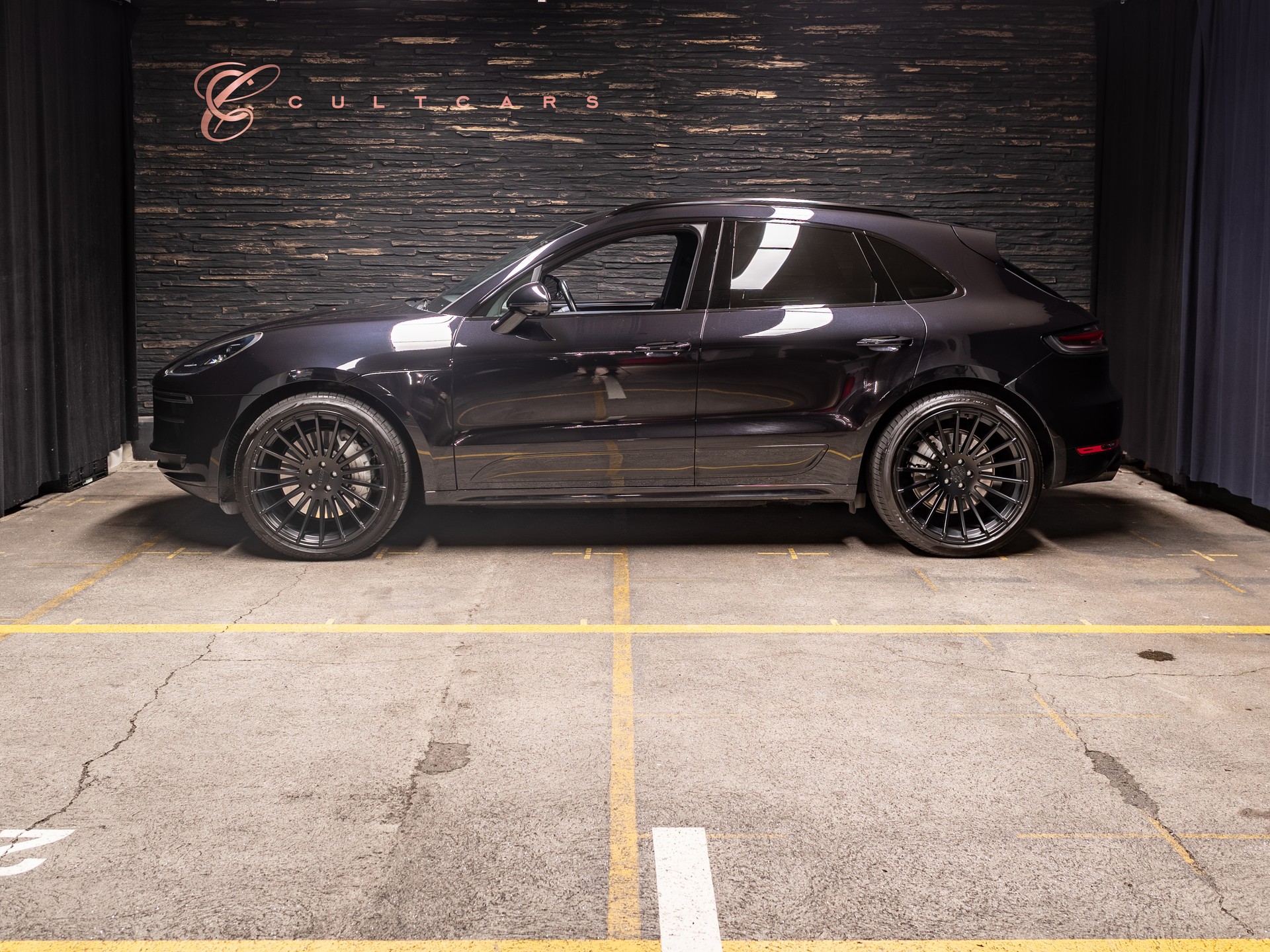 PORSCHE Macan Turbo PDK-showroom-element-1