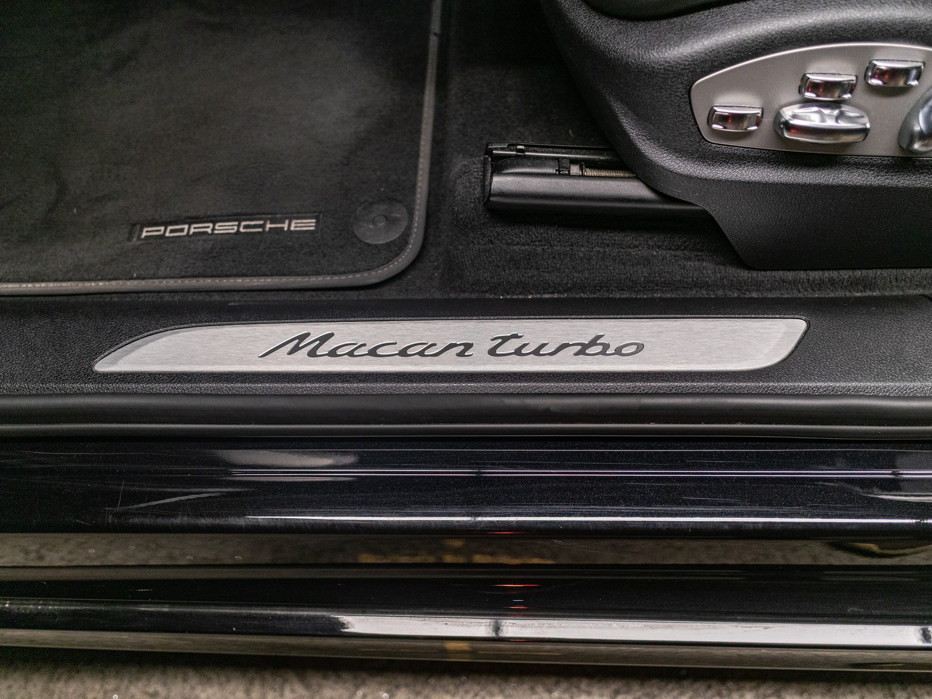 PORSCHE Macan Turbo PDK-image-11