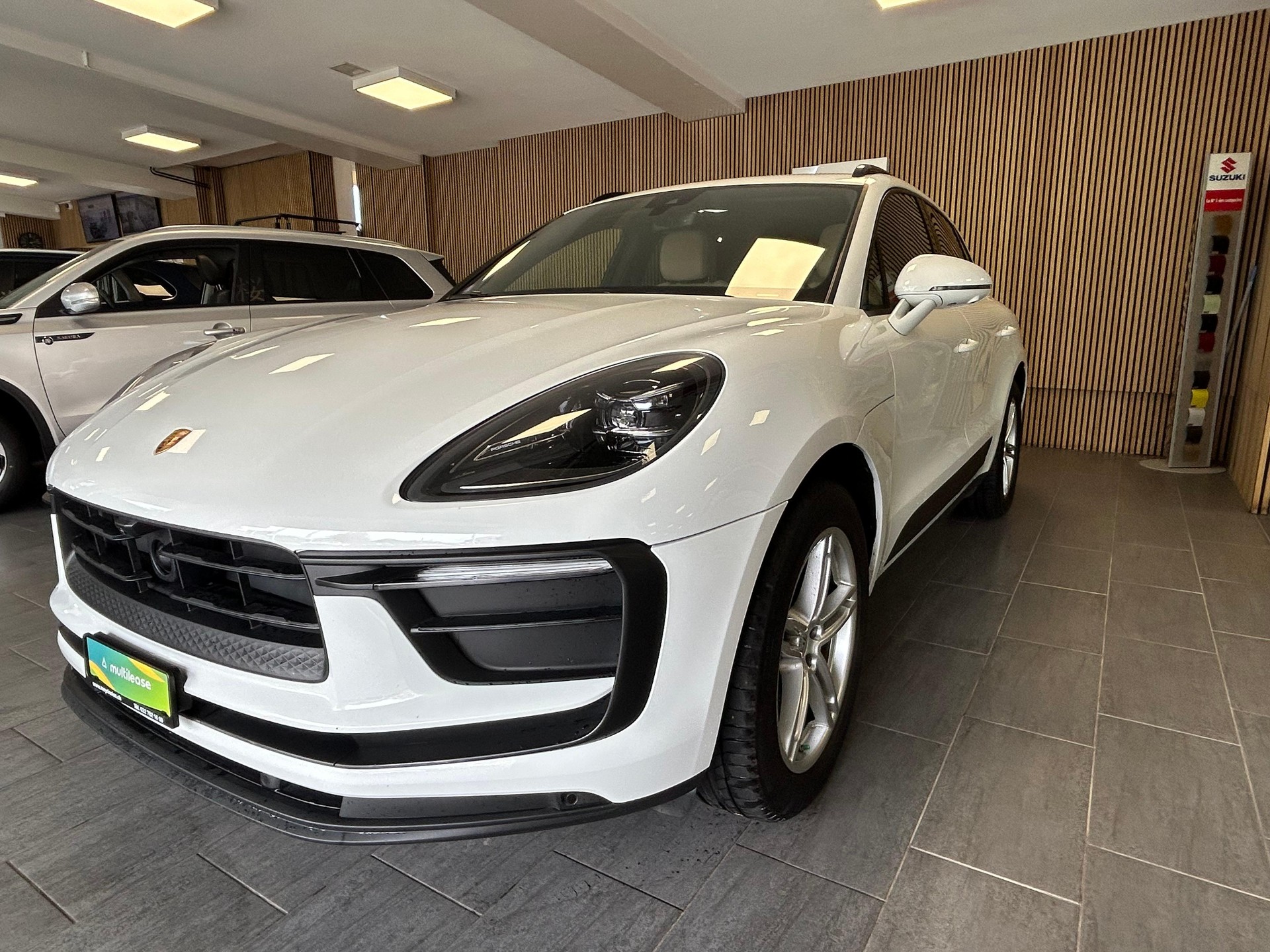 PORSCHE Macan 2.0-showroom-element-3