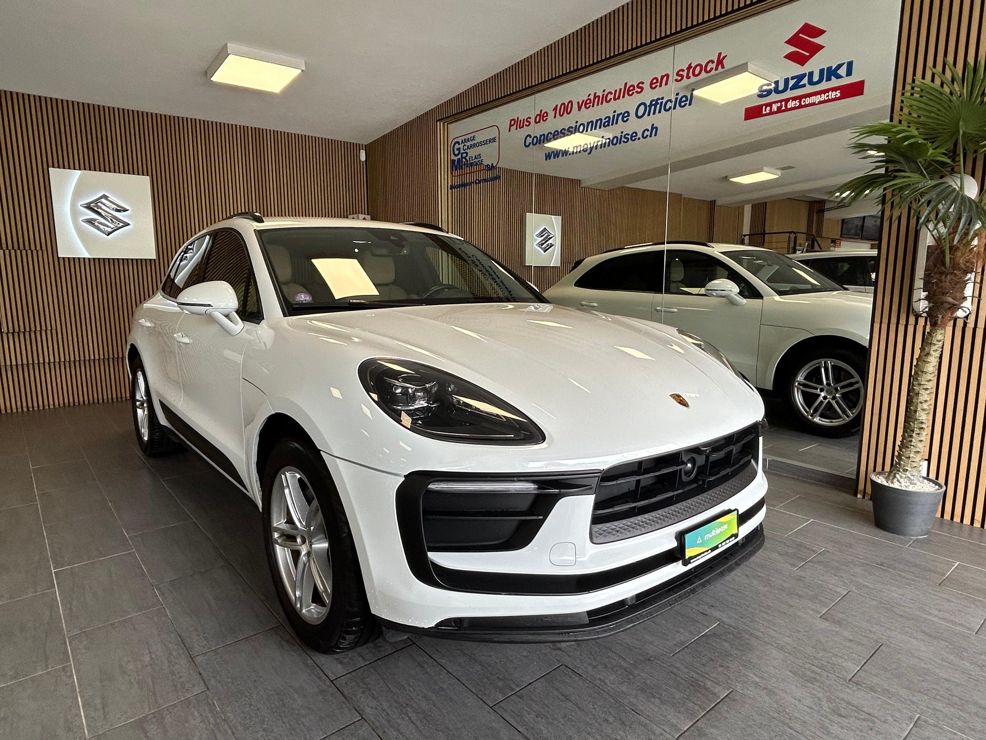 PORSCHE Macan 2.0-showroom-element-1