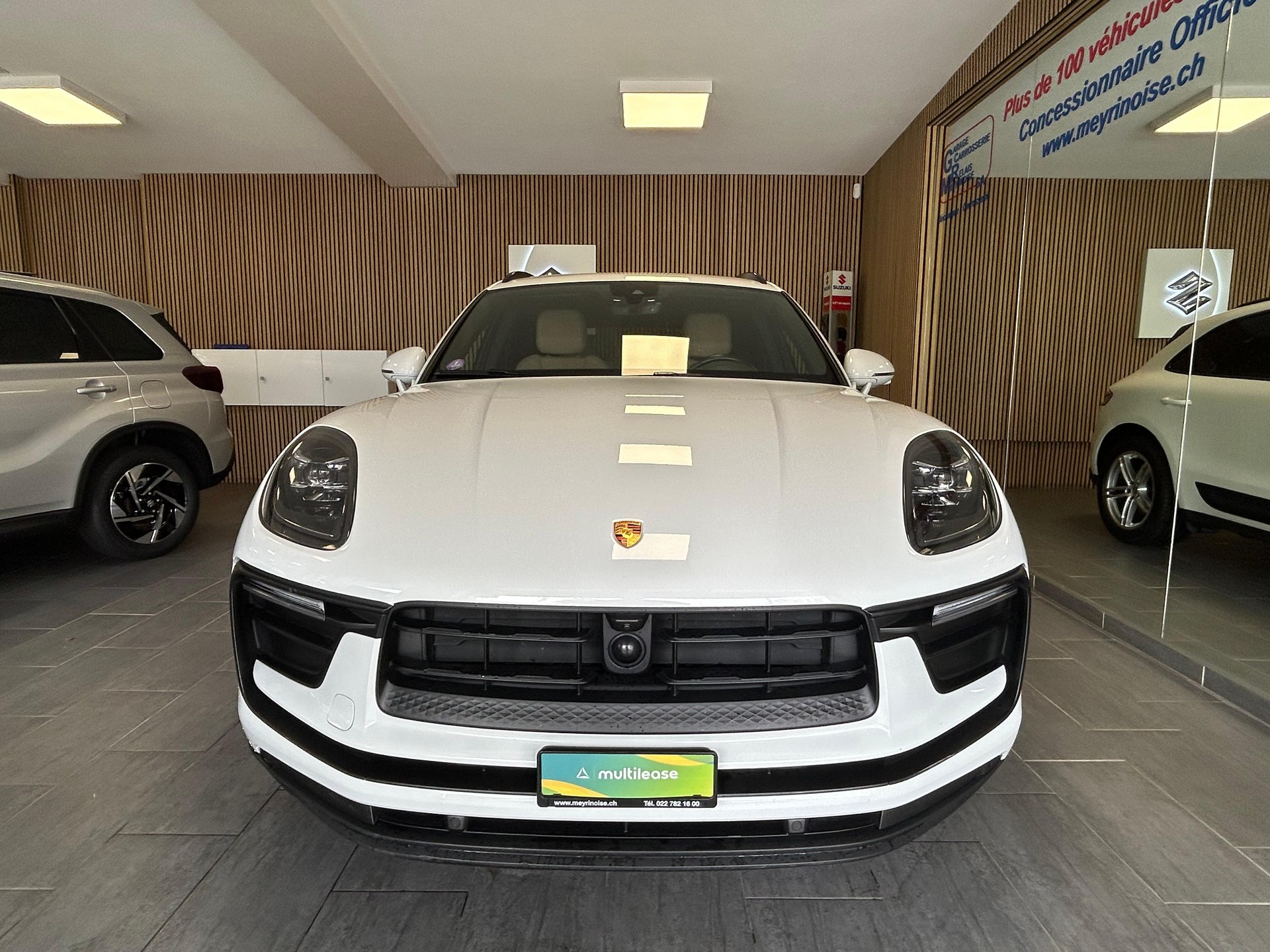 PORSCHE Macan 2.0-showroom-element-2