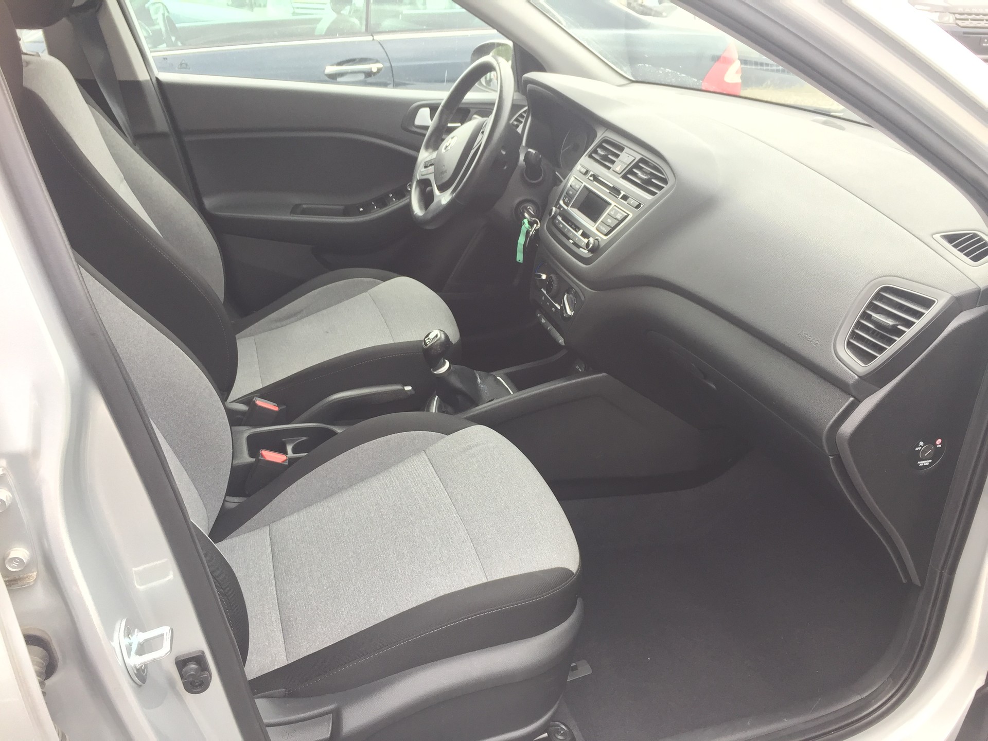 HYUNDAI i20 1.2 Amplia-image-9