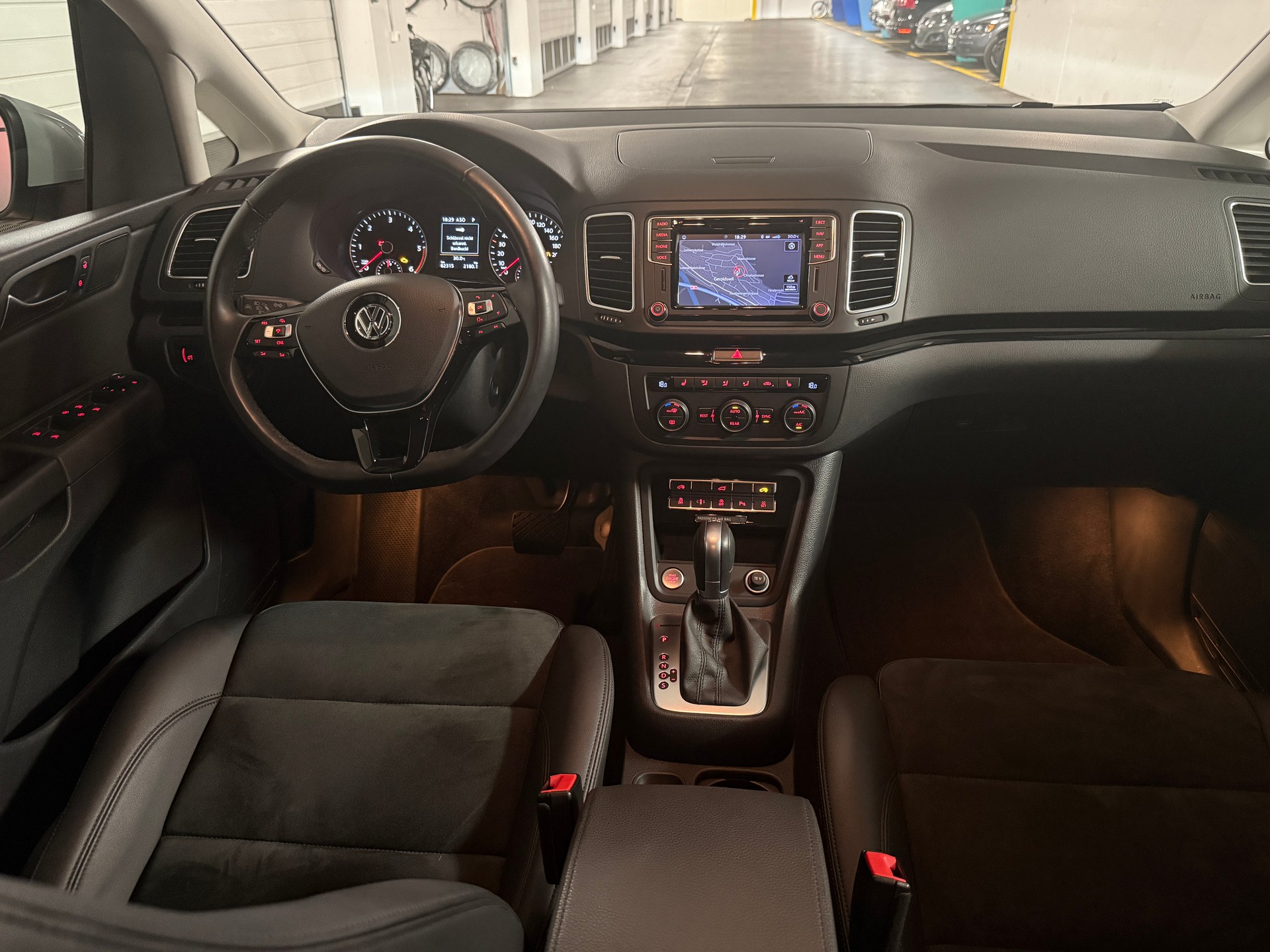 VW Sharan 2.0 TDI SCR Highline DSG 4m-image-2