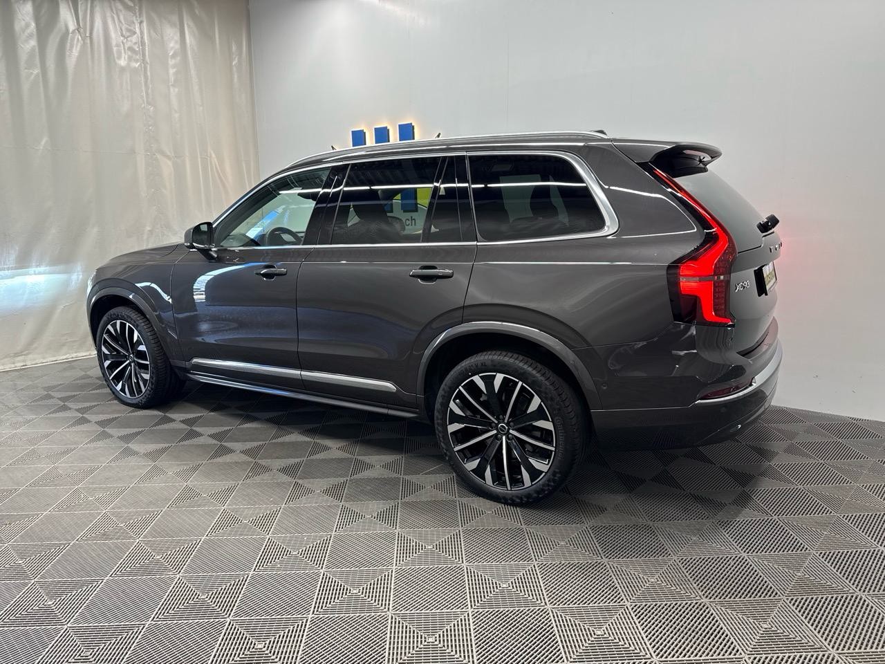 VOLVO XC90 B5 Benzin Mild Hybrid AWD Plus Bright Geartronic-showroom-element-1