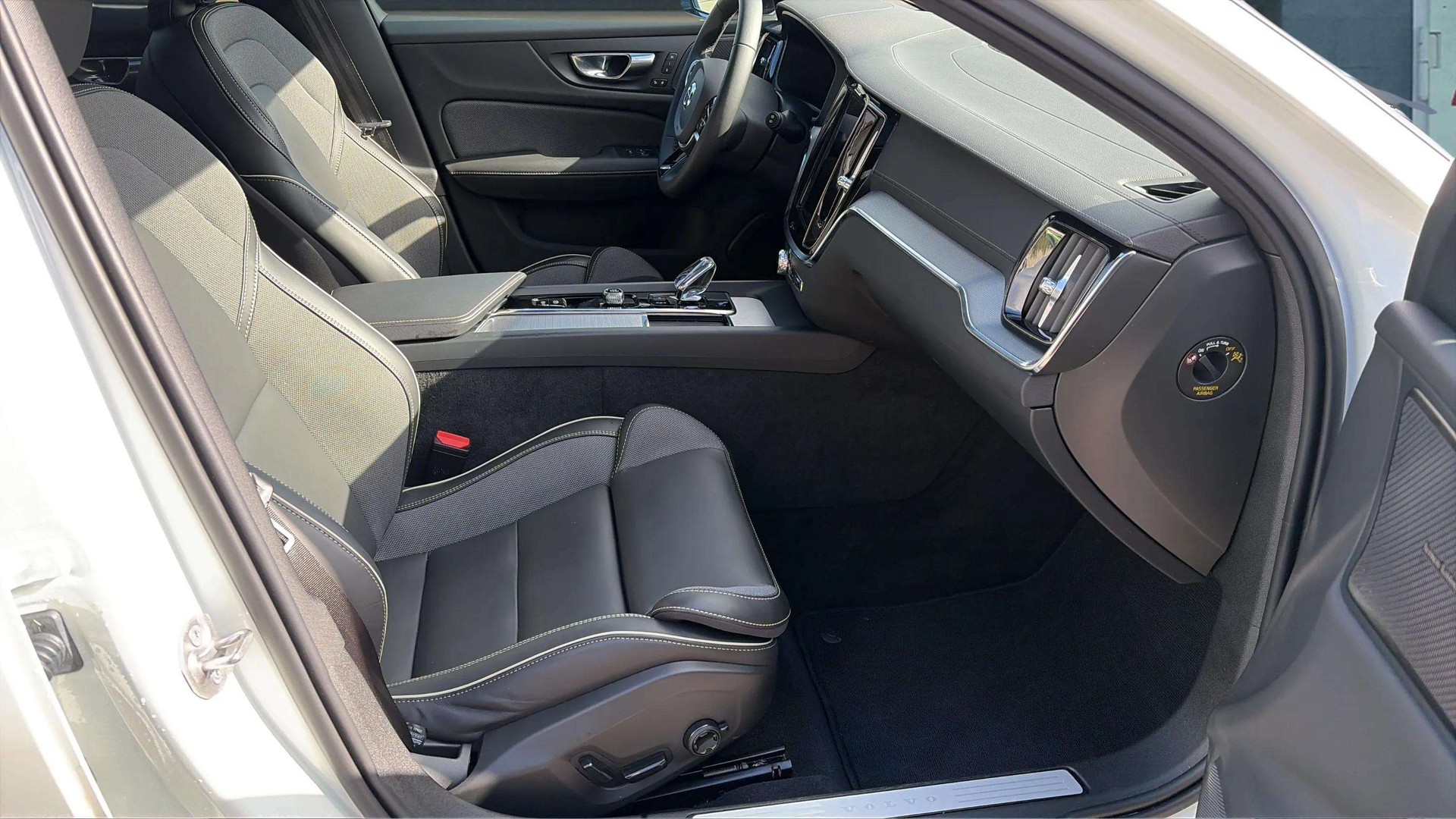 VOLVO V60 B4 Benzin Mild Hybrid Ultra Dark DCT mit AHK & Panoramadach & 5J Werksgarantie oder bis 200000km-image-11