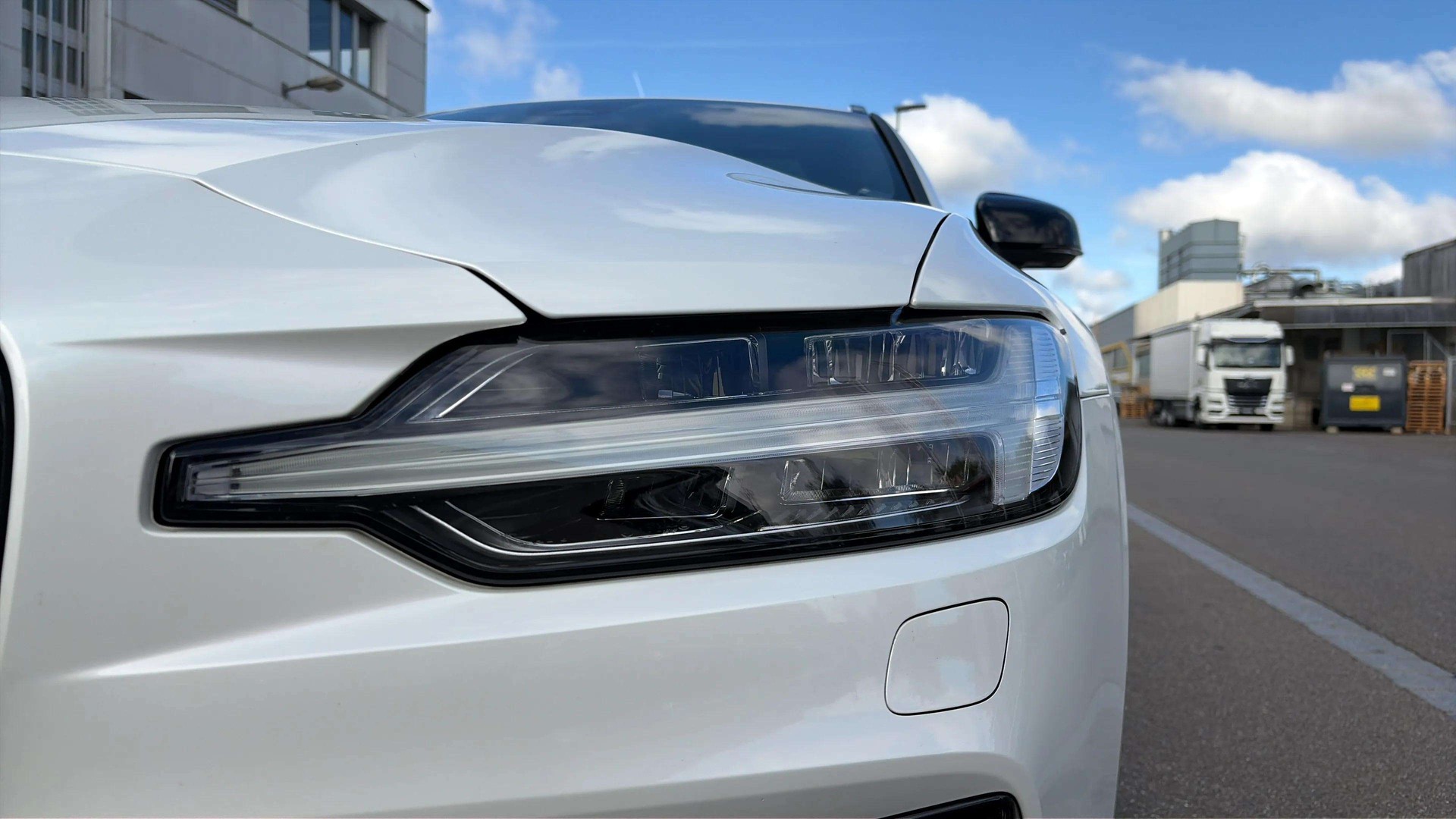 VOLVO V60 B4 Benzin Mild Hybrid Ultra Dark DCT mit AHK & Panoramadach & 5J Werksgarantie oder bis 200000km-image-29