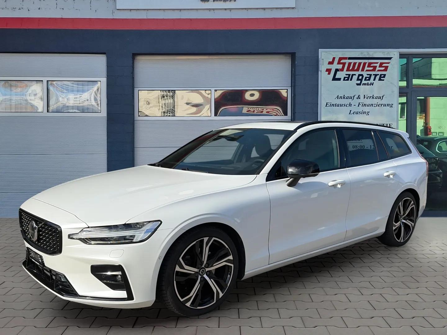 VOLVO V60 B4 Benzin Mild Hybrid Ultra Dark DCT mit AHK & Panoramadach & 5J Werksgarantie oder bis 200000km-showroom-element-3