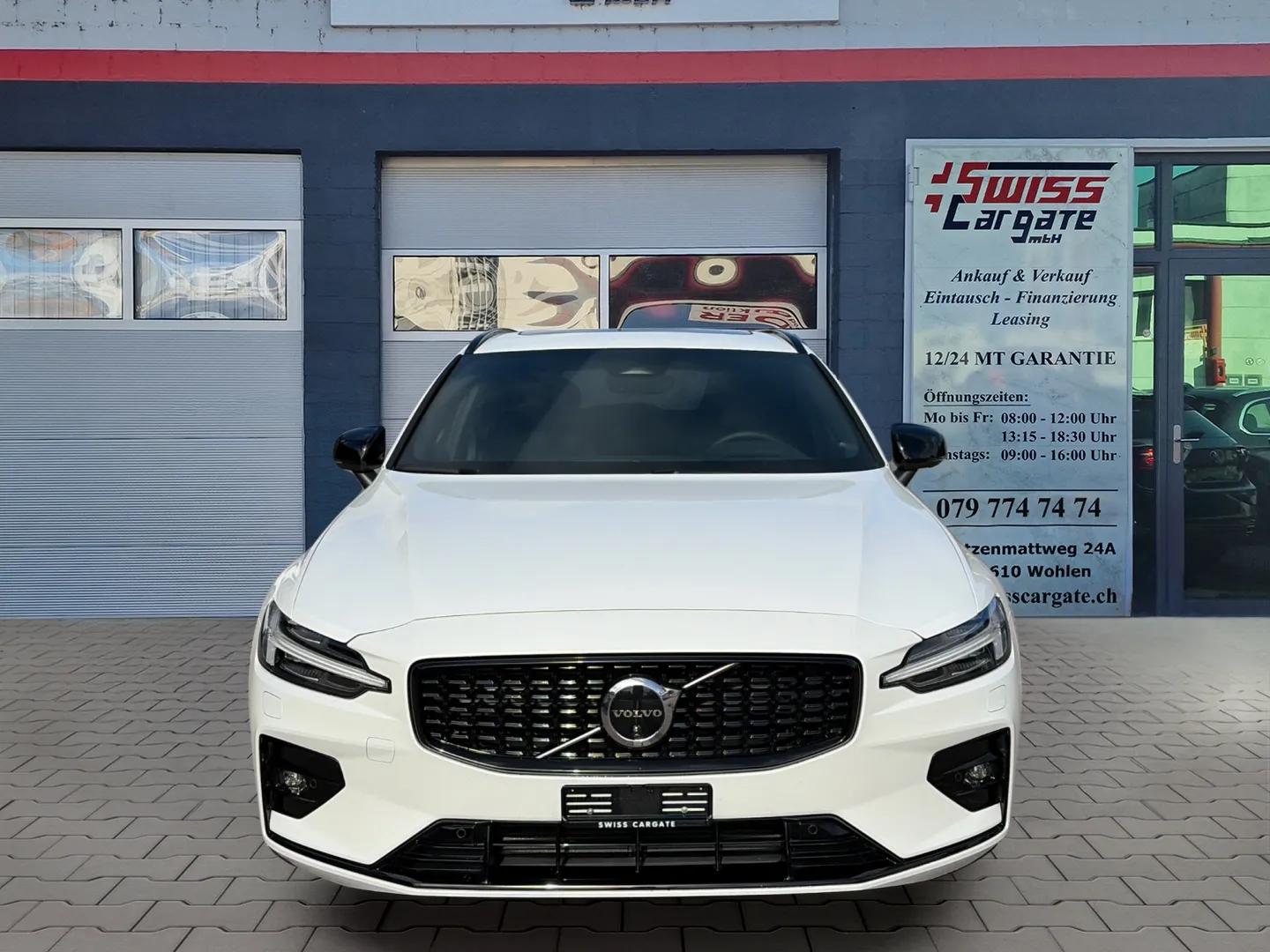 VOLVO V60 B4 Benzin Mild Hybrid Ultra Dark DCT mit AHK & Panoramadach & 5J Werksgarantie oder bis 200000km-showroom-element-2