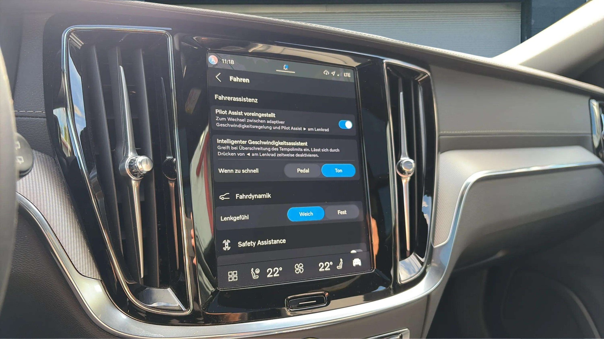 VOLVO V60 B4 Benzin Mild Hybrid Ultra Dark DCT mit AHK & Panoramadach & 5J Werksgarantie oder bis 200000km-image-17