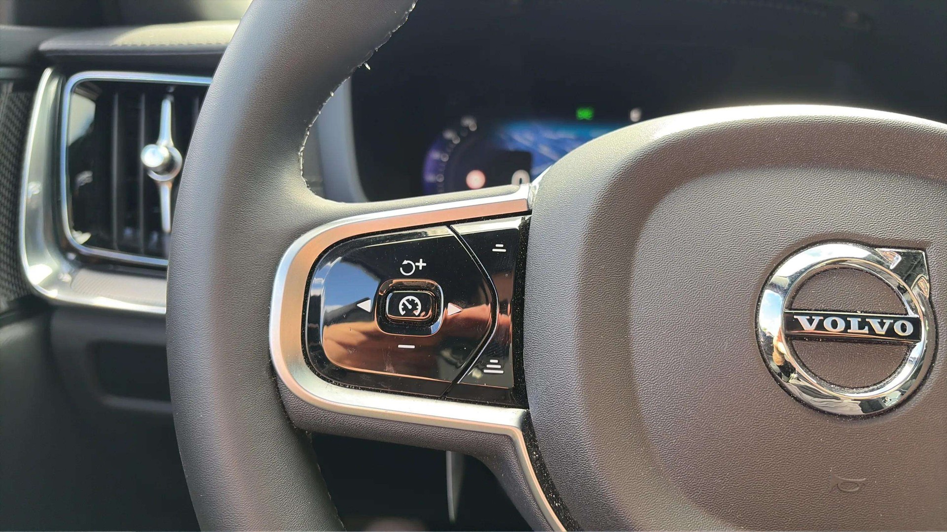 VOLVO V60 B4 Benzin Mild Hybrid Ultra Dark DCT mit AHK & Panoramadach & 5J Werksgarantie oder bis 200000km-image-23