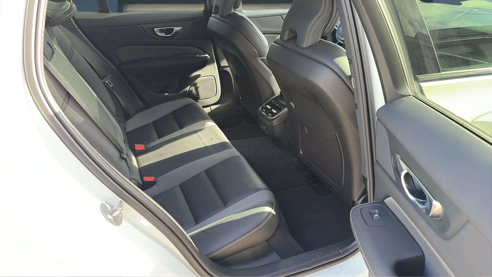 VOLVO V60 B4 Benzin Mild Hybrid Ultra Dark DCT mit AHK & Panoramadach & 5J Werksgarantie oder bis 200000km-image-13