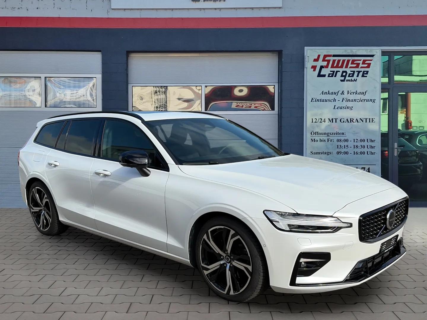 VOLVO V60 B4 Benzin Mild Hybrid Ultra Dark DCT mit AHK & Panoramadach & 5J Werksgarantie oder bis 200000km-showroom-element-1