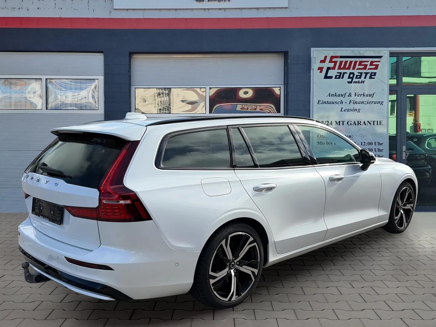 VOLVO V60 B4 Benzin Mild Hybrid Ultra Dark DCT mit AHK & Panoramadach & 5J Werksgarantie oder bis 200000km-image-7