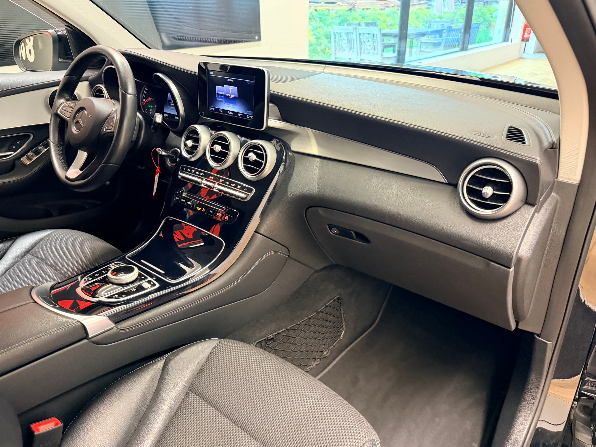 MERCEDES-BENZ GLC 250 4Matic 9G-Tronic-image-15