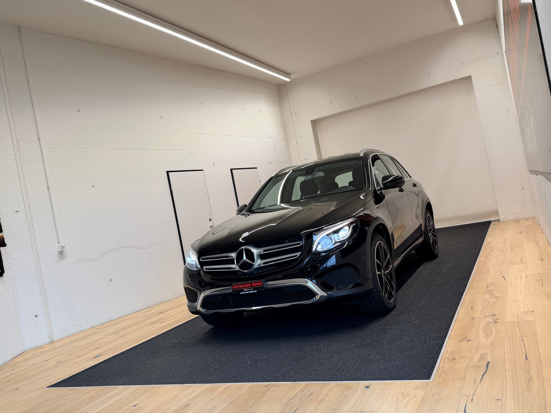 MERCEDES-BENZ GLC 250 4Matic 9G-Tronic-showroom-element-2