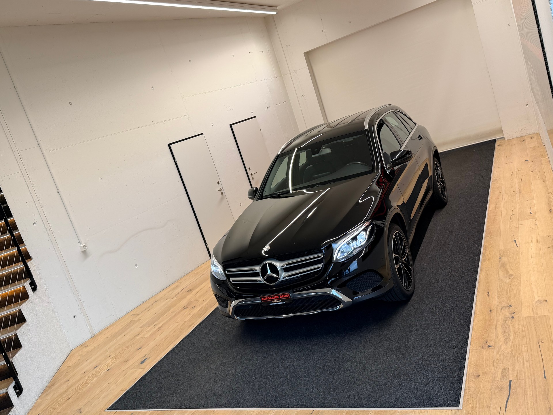 MERCEDES-BENZ GLC 250 4Matic 9G-Tronic-showroom-element-3