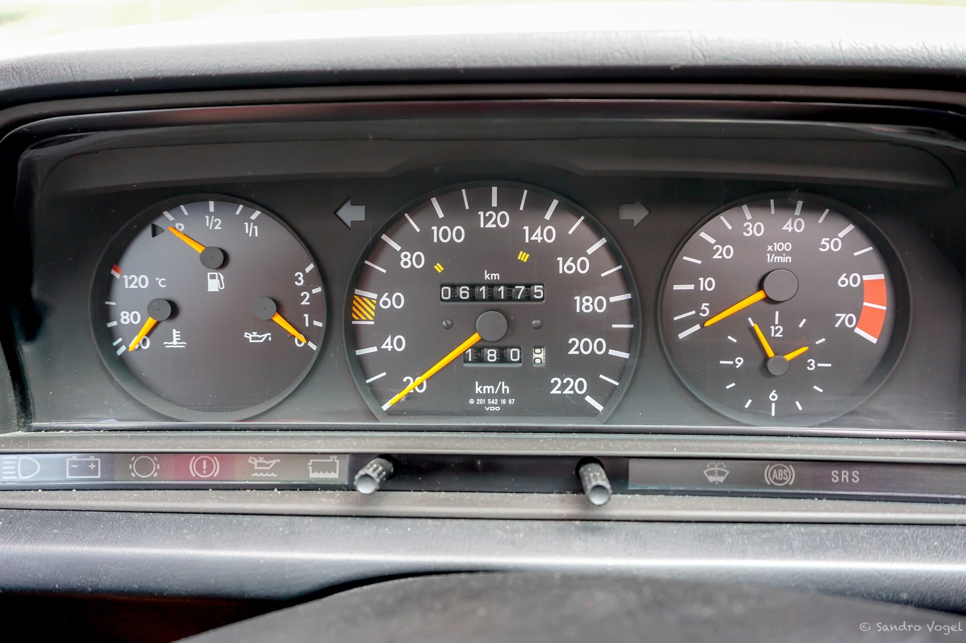 MERCEDES-BENZ 190 E 1.8 Avantgarde rosso Nr. 208/280-image-13