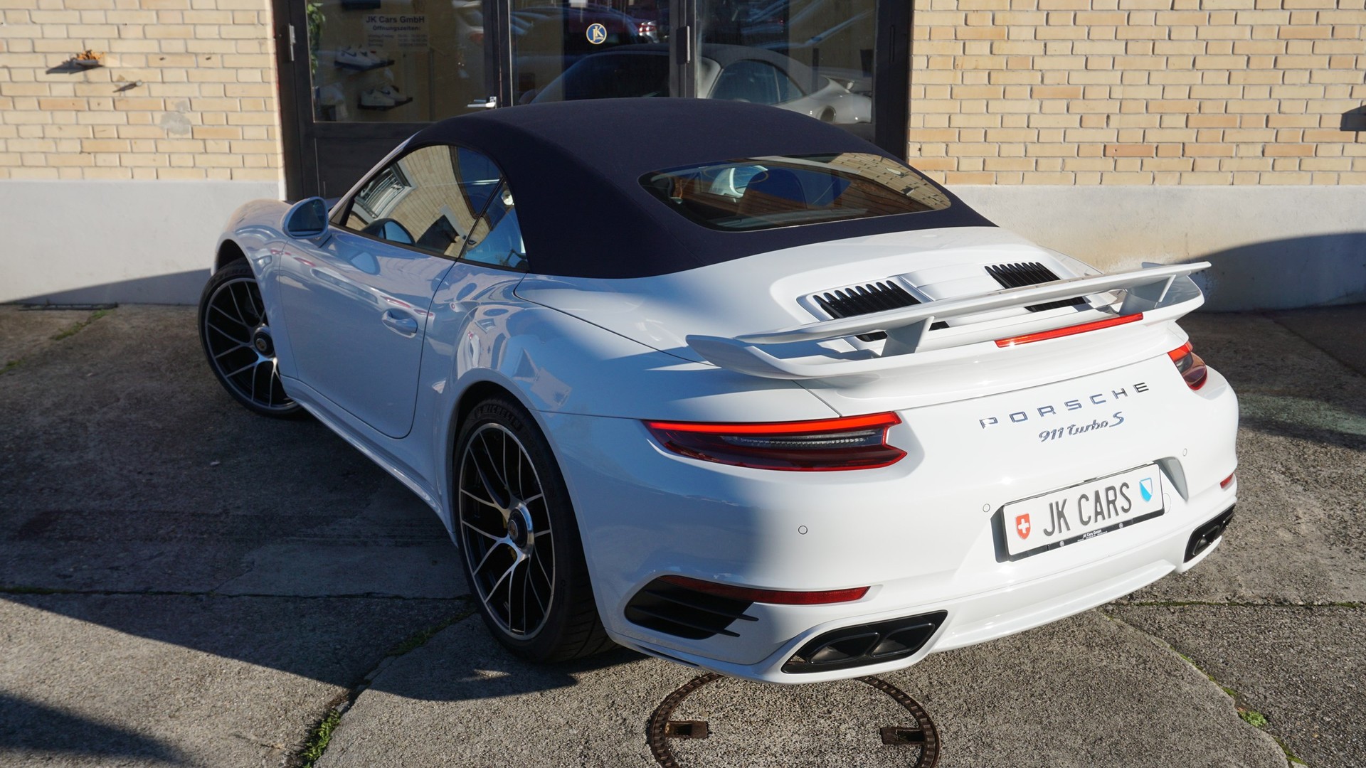 PORSCHE 911 Turbo S Cabrio PDK-image-9