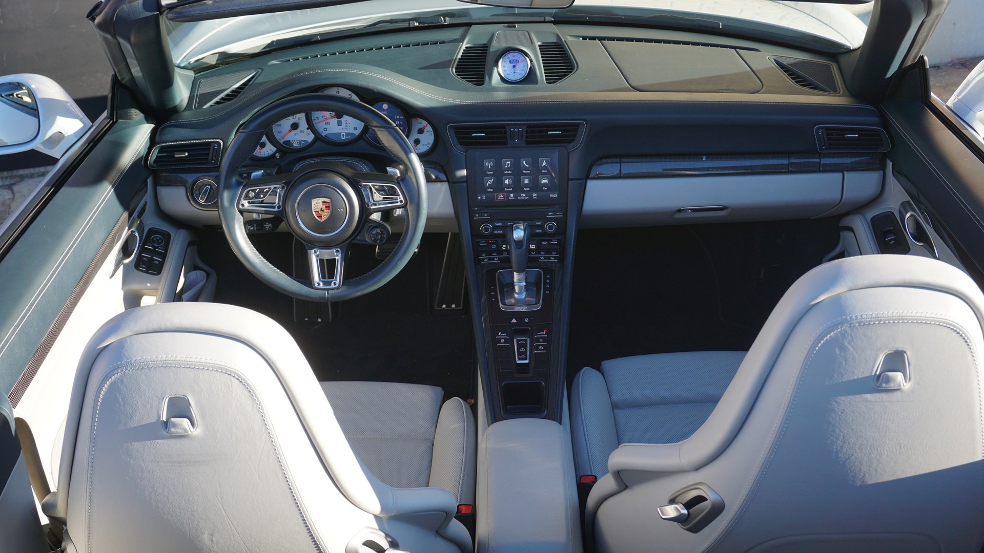 PORSCHE 911 Turbo S Cabrio PDK-image-13