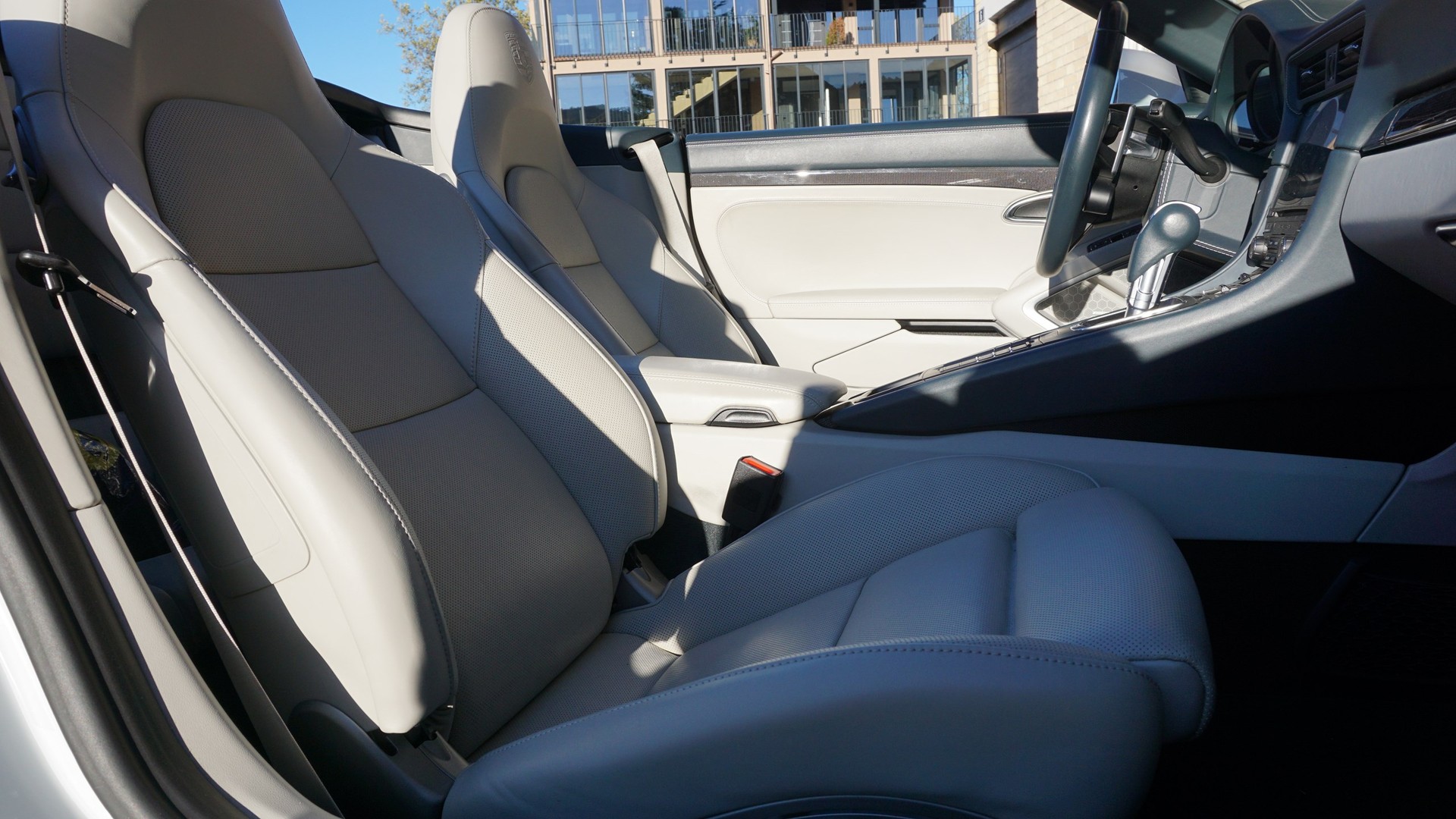 PORSCHE 911 Turbo S Cabrio PDK-image-14