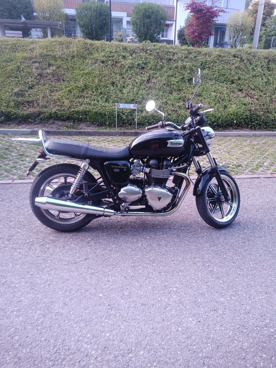 TRIUMPH Bonneville SE 900 i-image-2