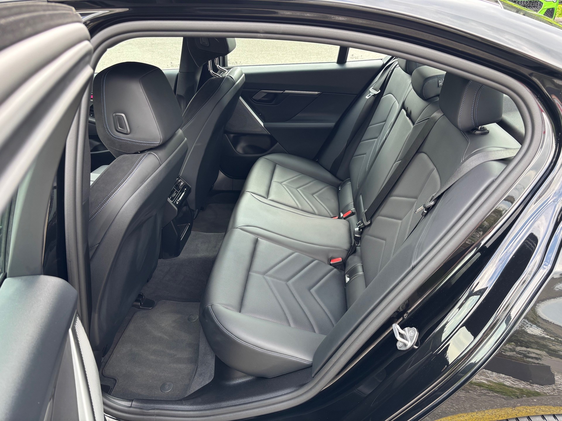 BMW i5 eDrive 40 M Sport-image-13