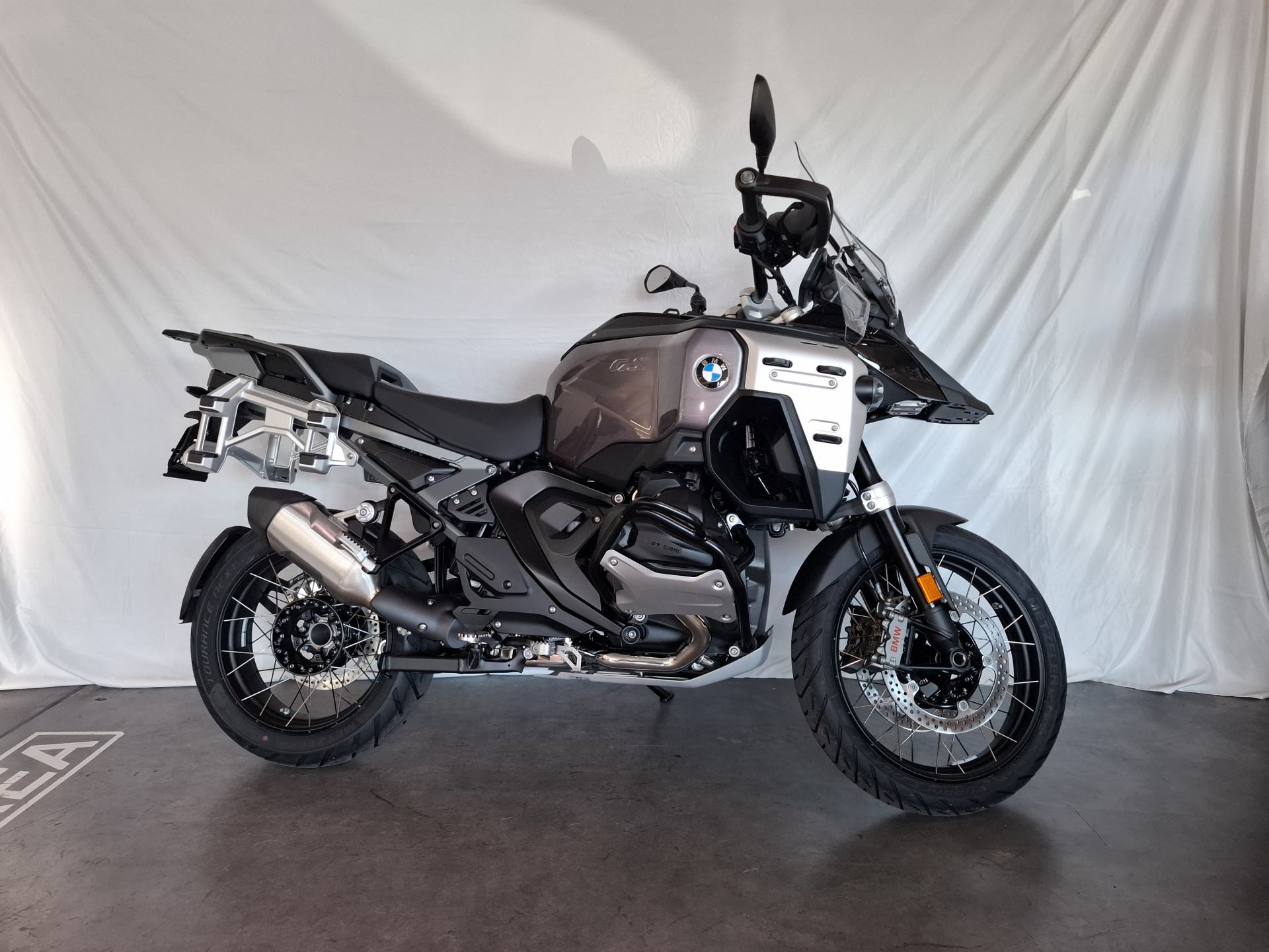 BMW R 1300 GS Adventure-image-2