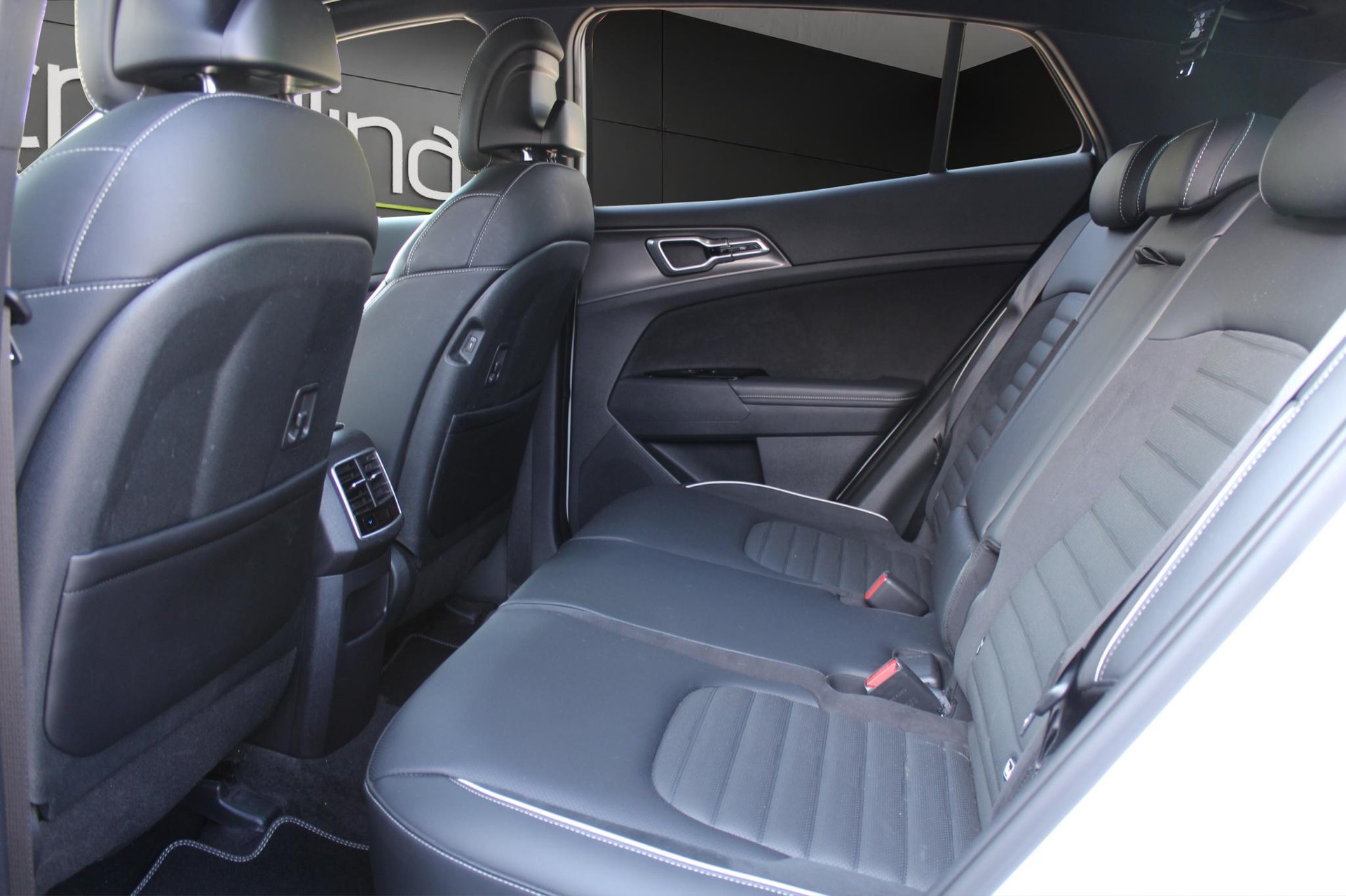 KIA Sportage 1.6 T-GDi Hybrid GT-Line-image-11