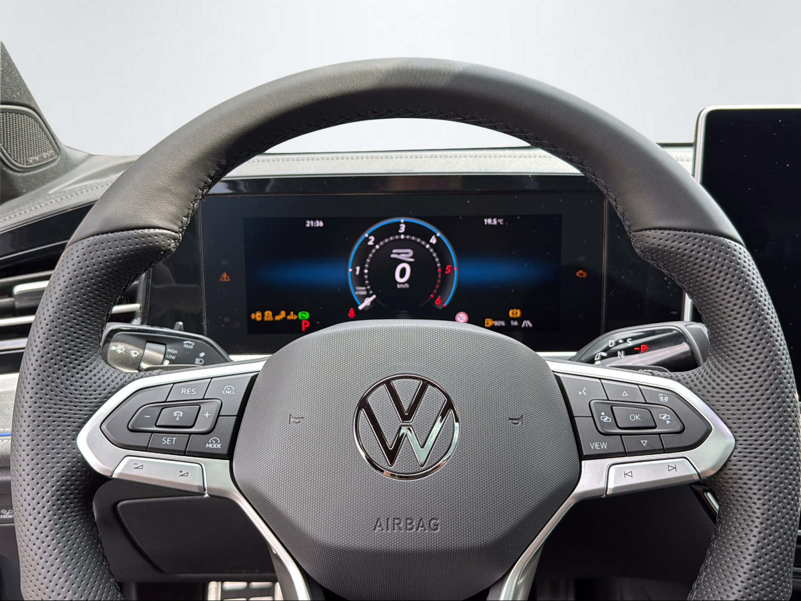 VW Passat Variant 2.0 TDI R-Line DSG 4motion-image-11