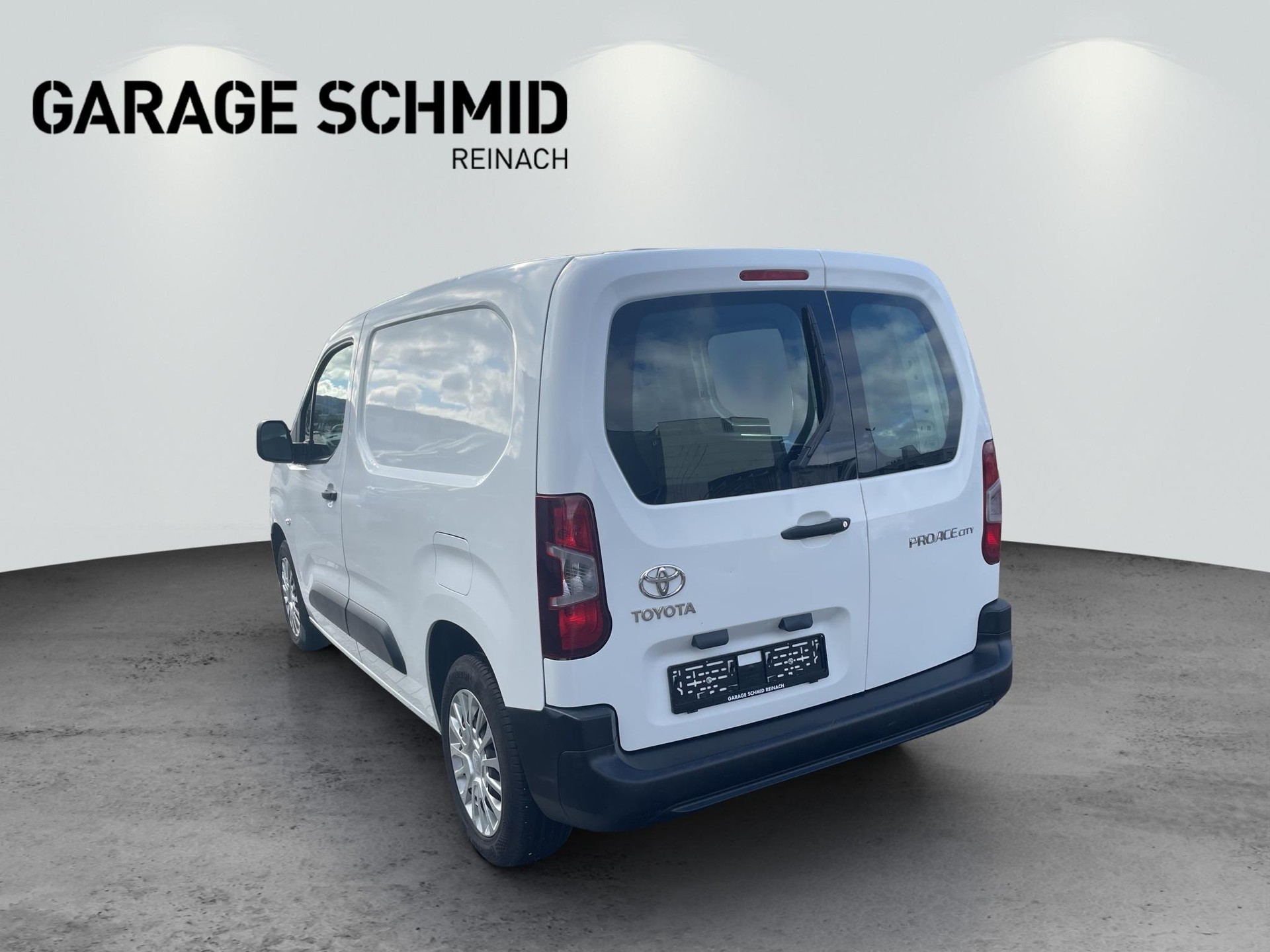 TOYOTA PROACE CITY Van L1 1.2 Active-image-4