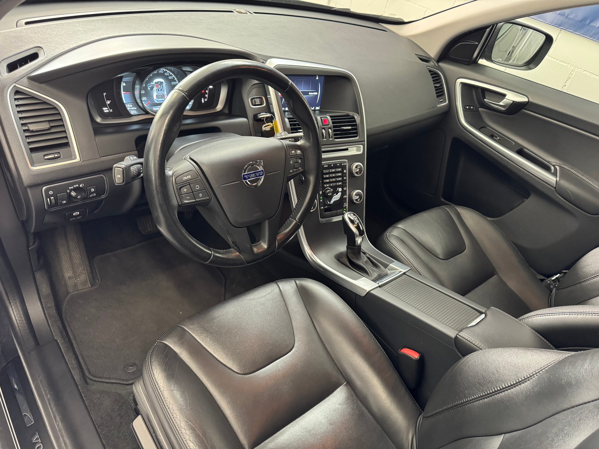 VOLVO XC60 D4 AWD Kinetic Geartronic-image-5