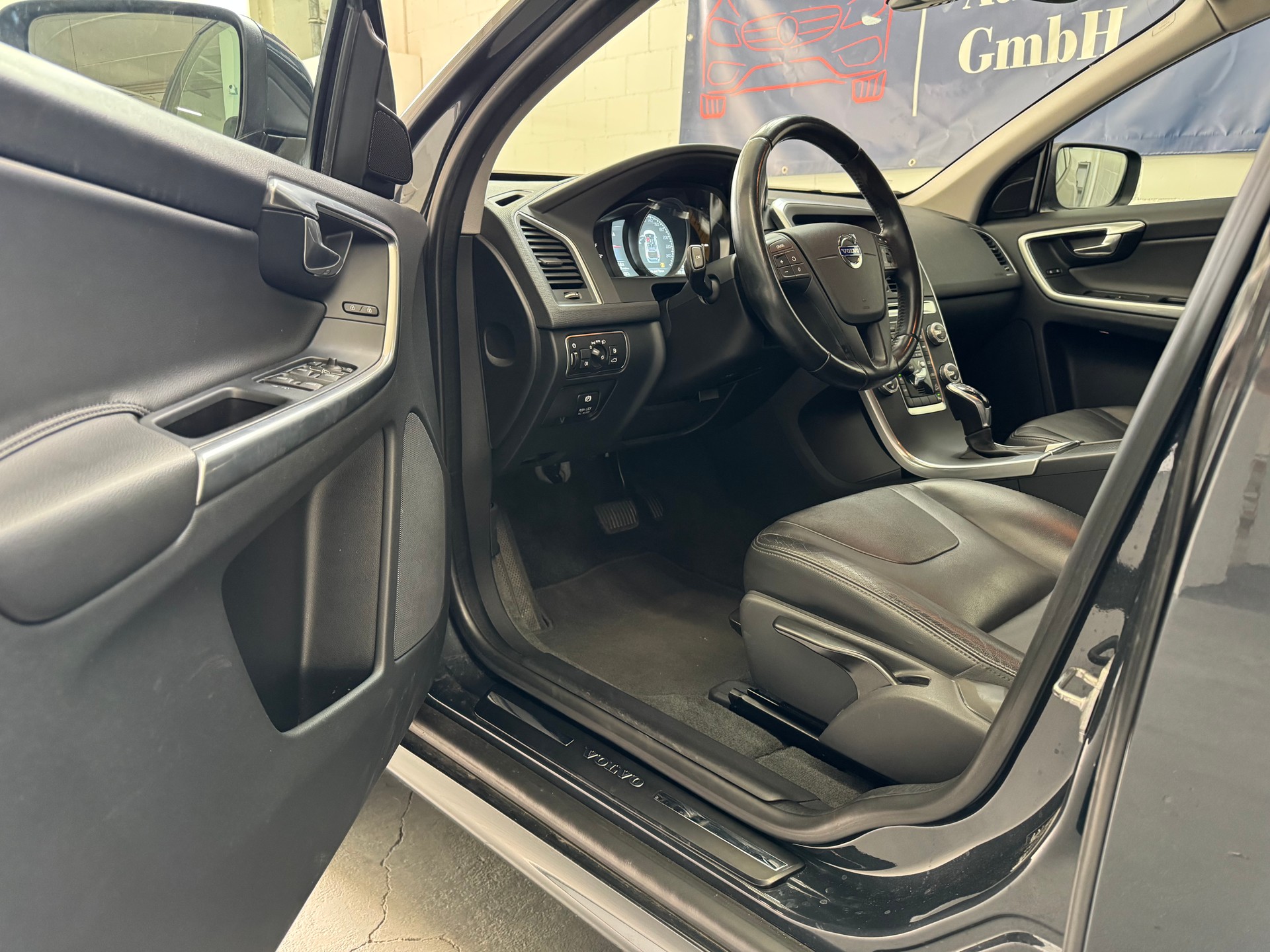 VOLVO XC60 D4 AWD Kinetic Geartronic-image-4