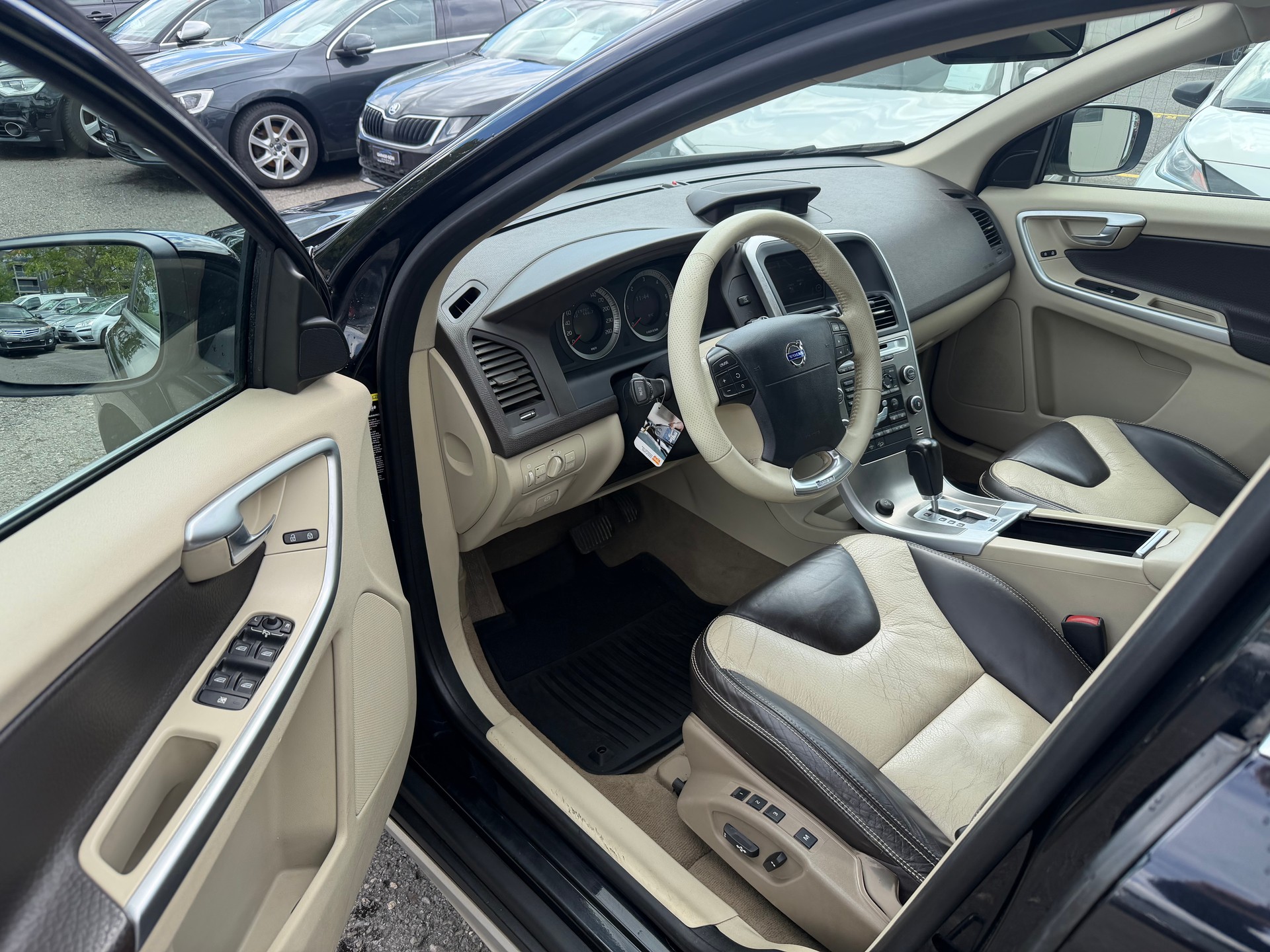 VOLVO XC60 D5 AWD Geartronic-image-8