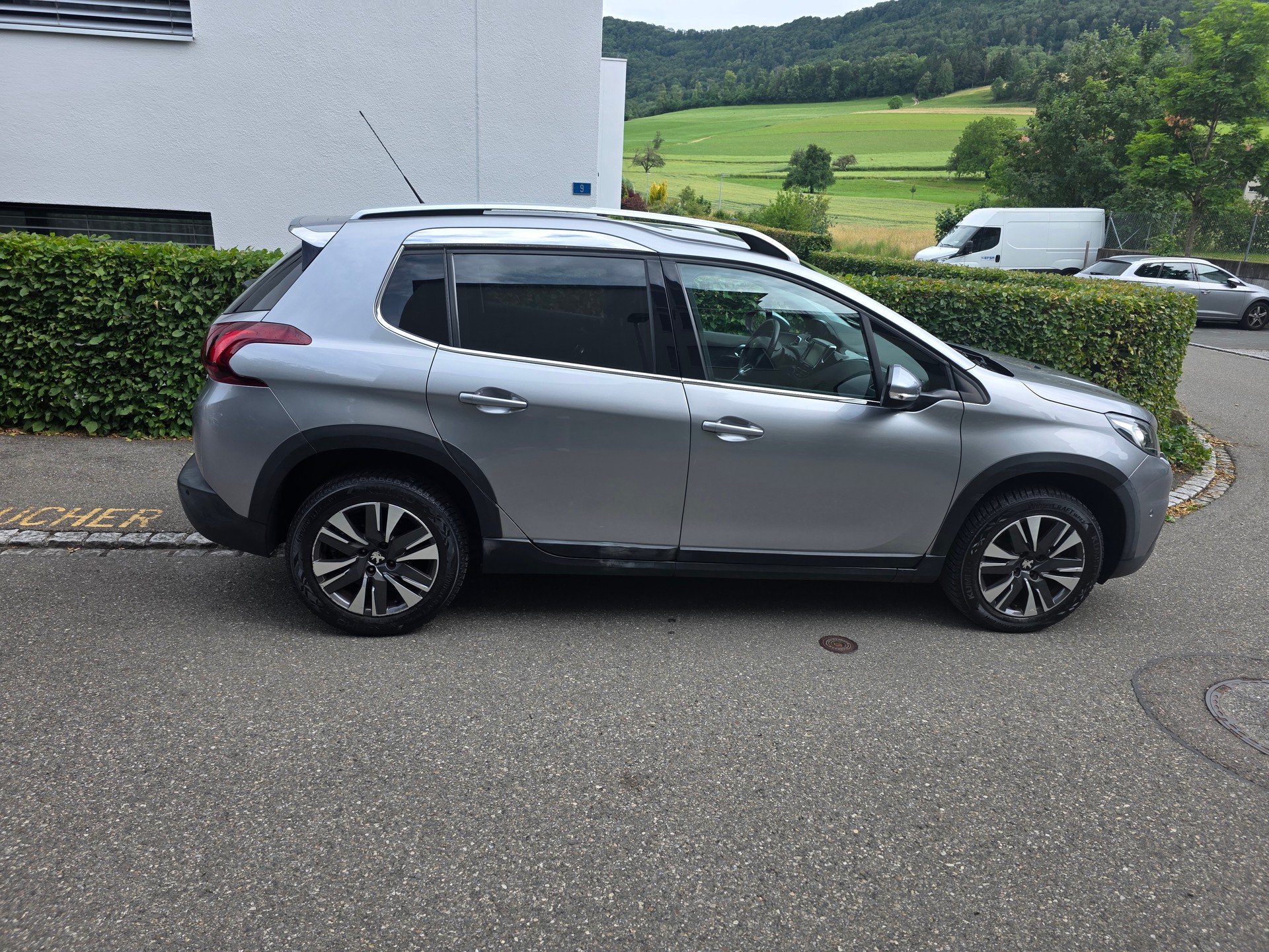PEUGEOT 2008 1.2 PureTech Allure EAT6-image-2