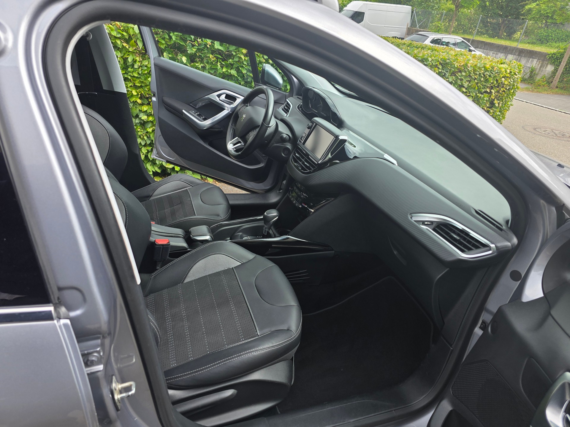 PEUGEOT 2008 1.2 PureTech Allure EAT6-image-10
