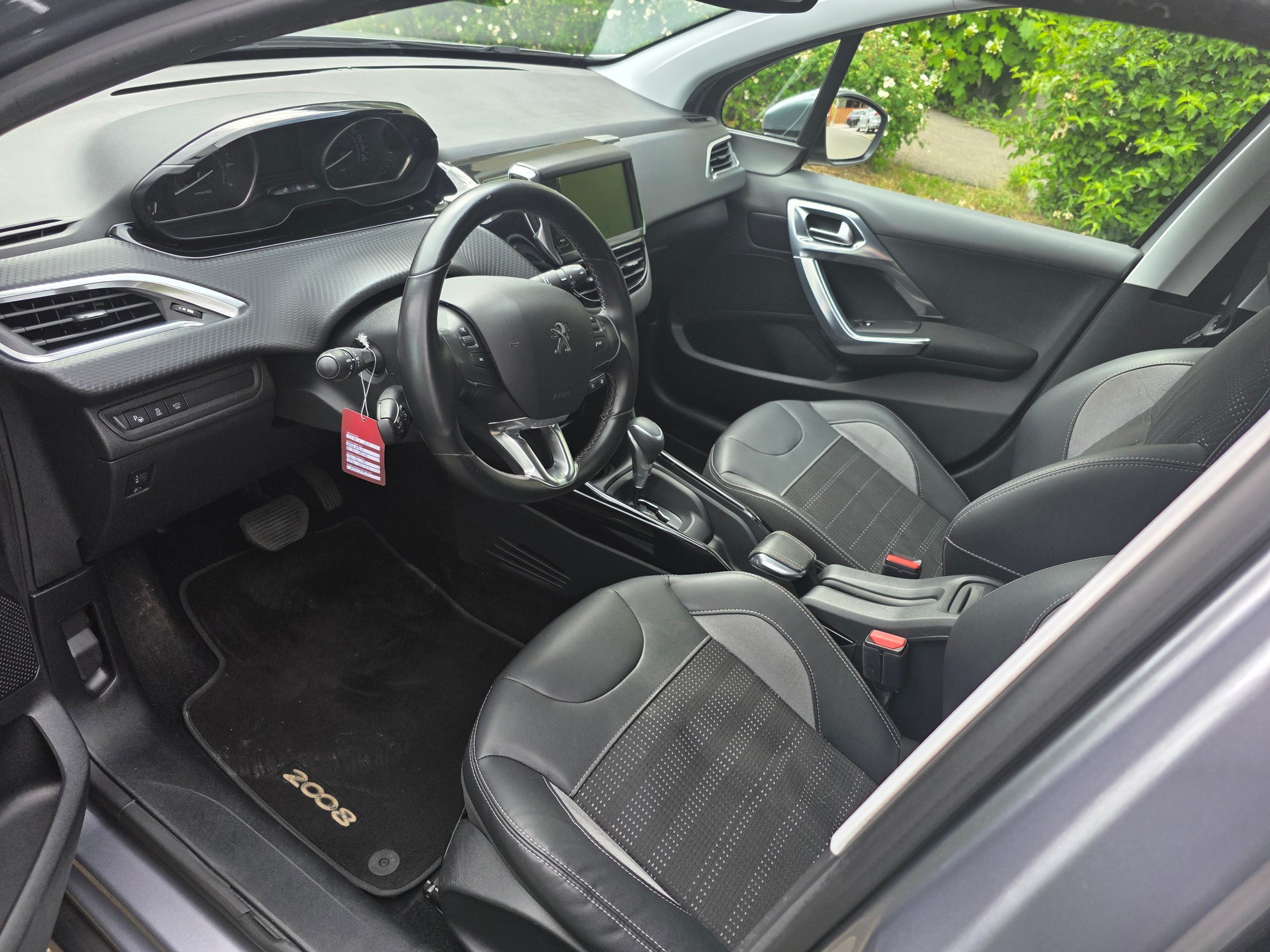 PEUGEOT 2008 1.2 PureTech Allure EAT6-image-6