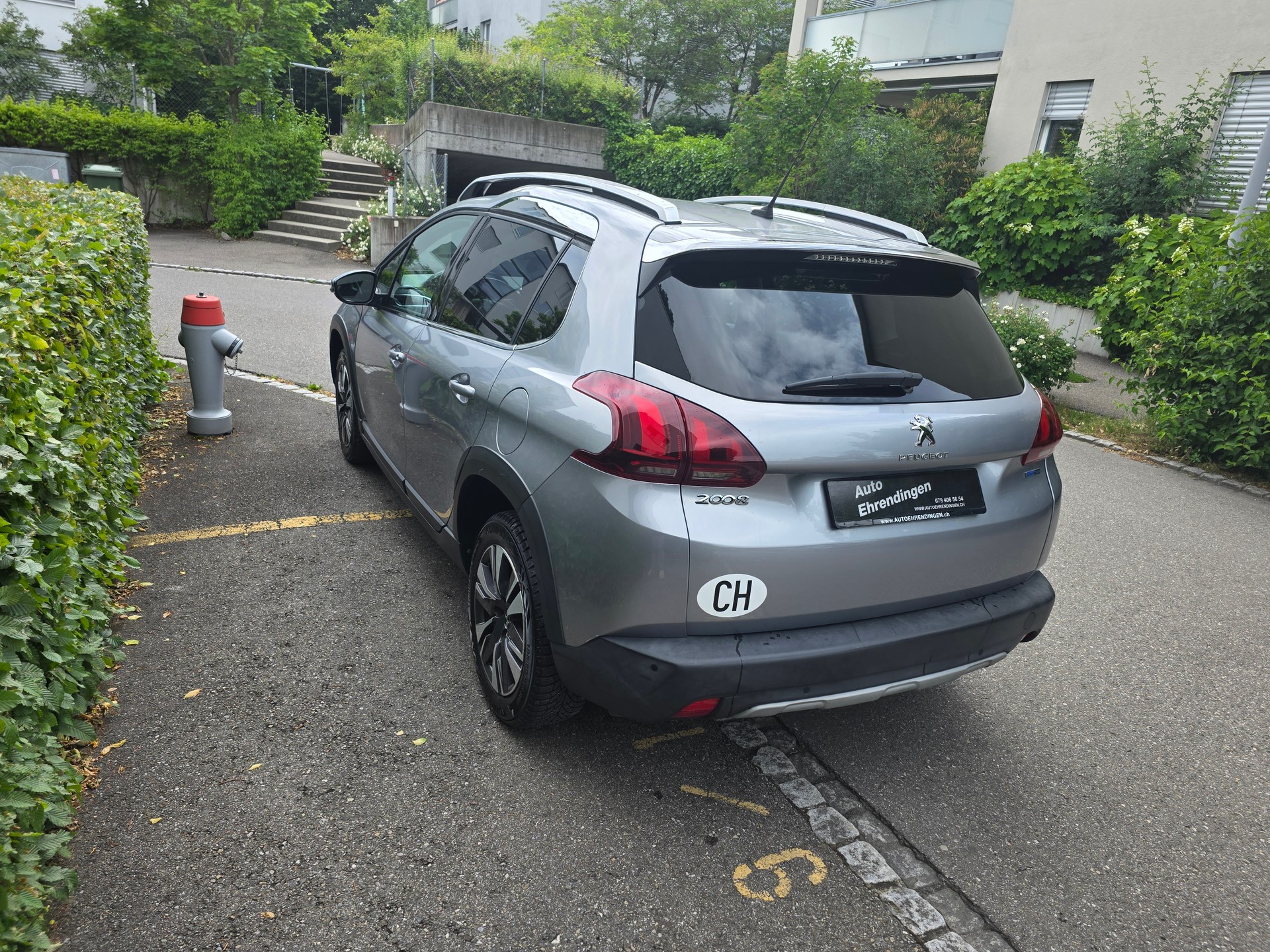 PEUGEOT 2008 1.2 PureTech Allure EAT6-image-5