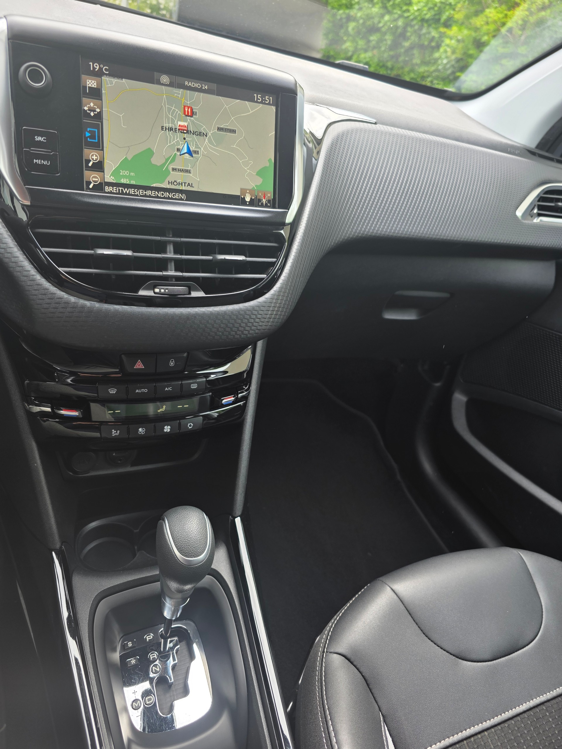 PEUGEOT 2008 1.2 PureTech Allure EAT6-image-13