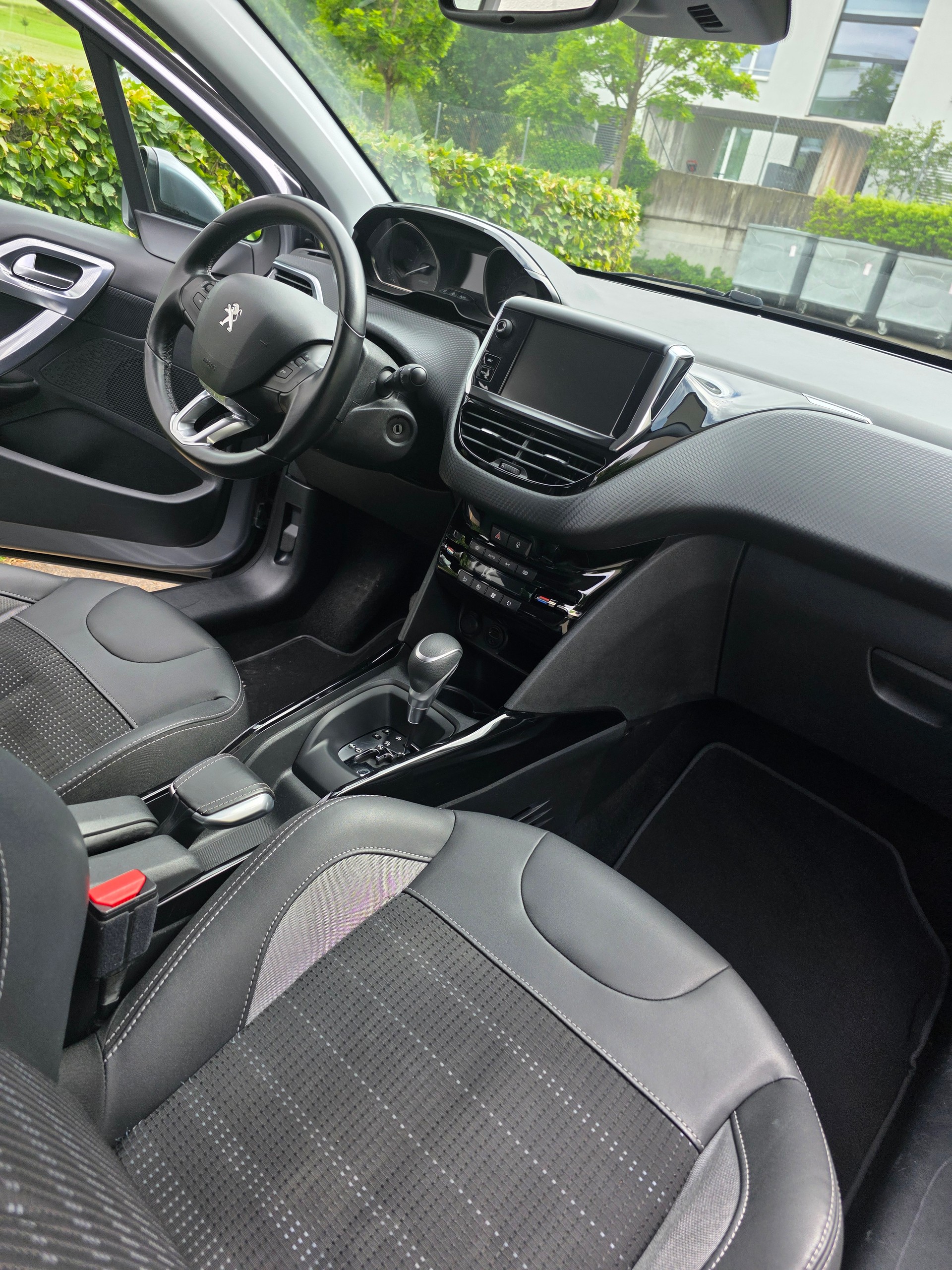 PEUGEOT 2008 1.2 PureTech Allure EAT6-image-12