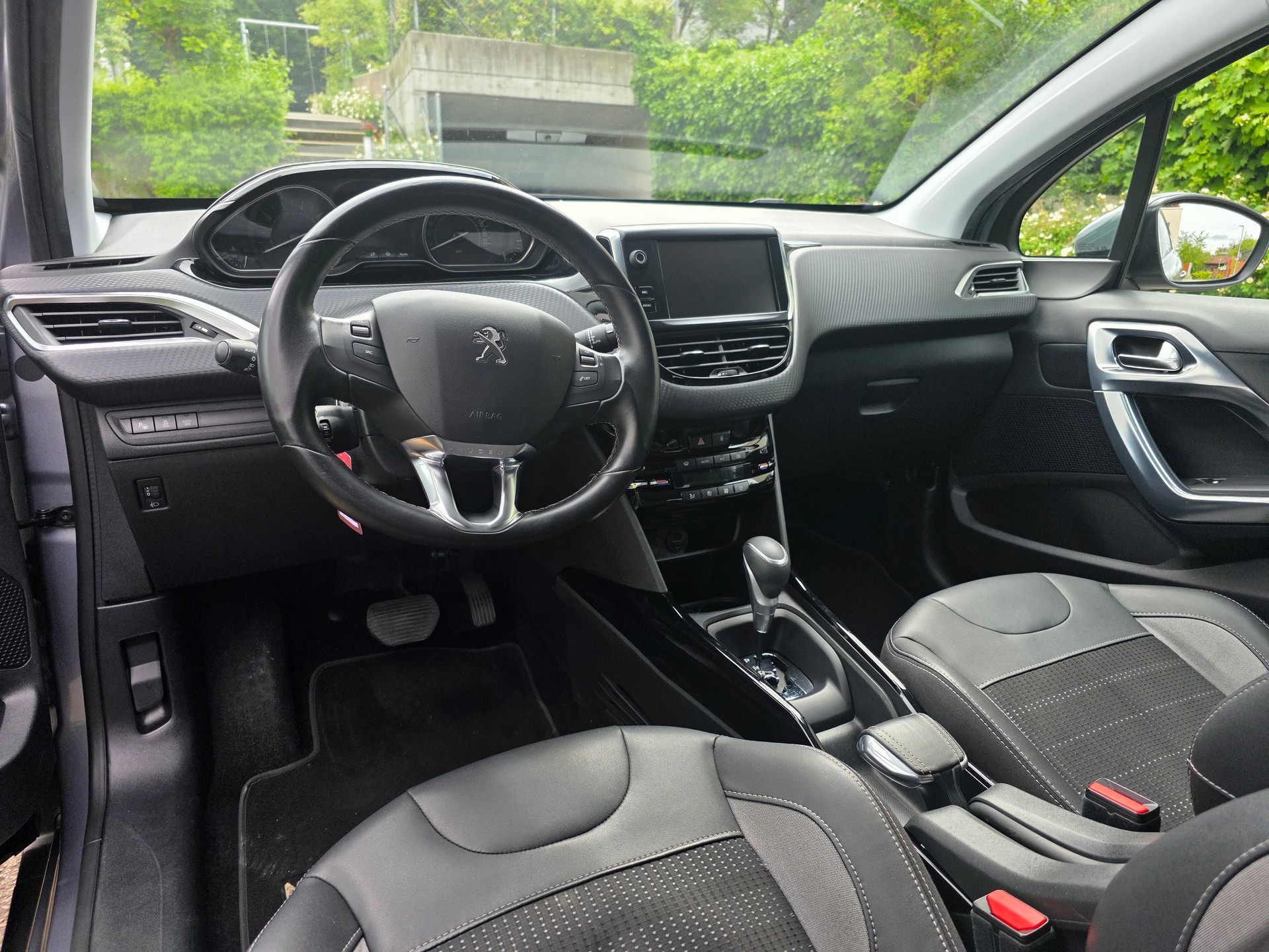 PEUGEOT 2008 1.2 PureTech Allure EAT6-image-8