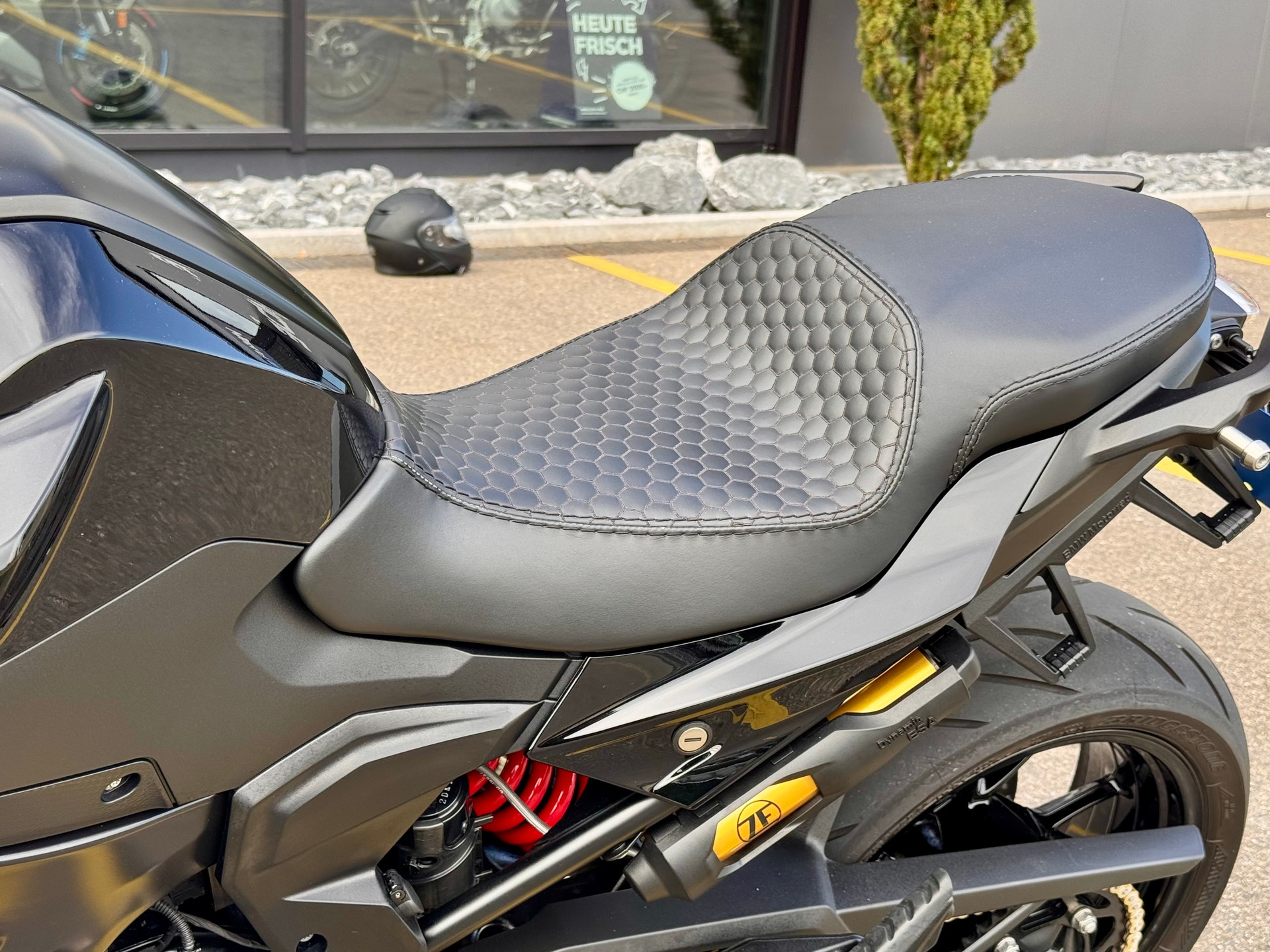 BMW BMW F900R Triple Black | Full Option | ACC | Warranty 12/2026 | 3’600 km-image-4