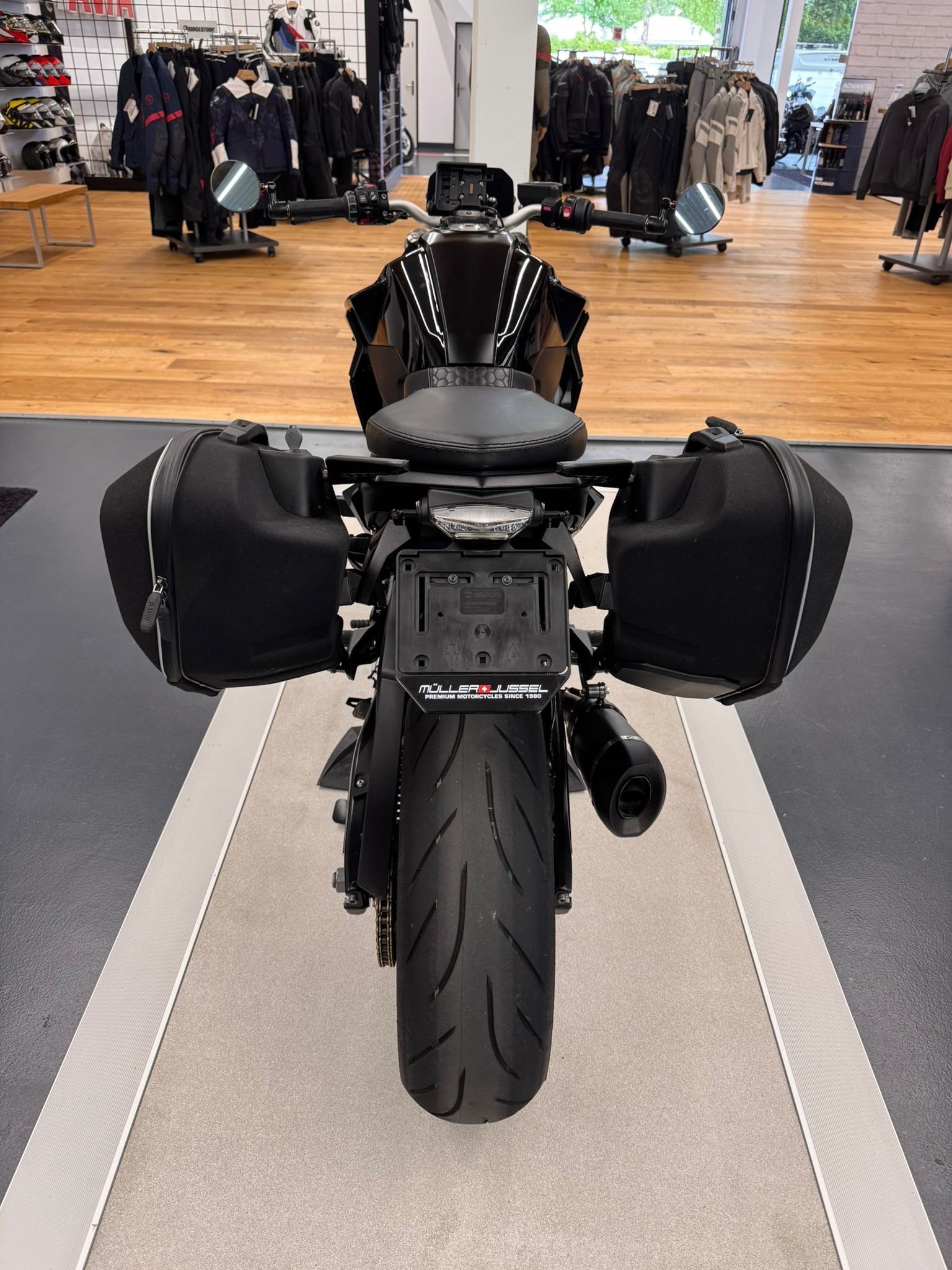BMW BMW F900R Triple Black | Full Option | ACC | Warranty 12/2026 | 3’600 km-image-1