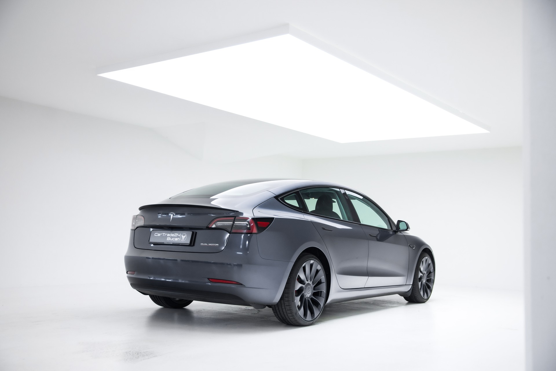 TESLA Model 3 Performance Dual Motor AWD-showroom-element-1