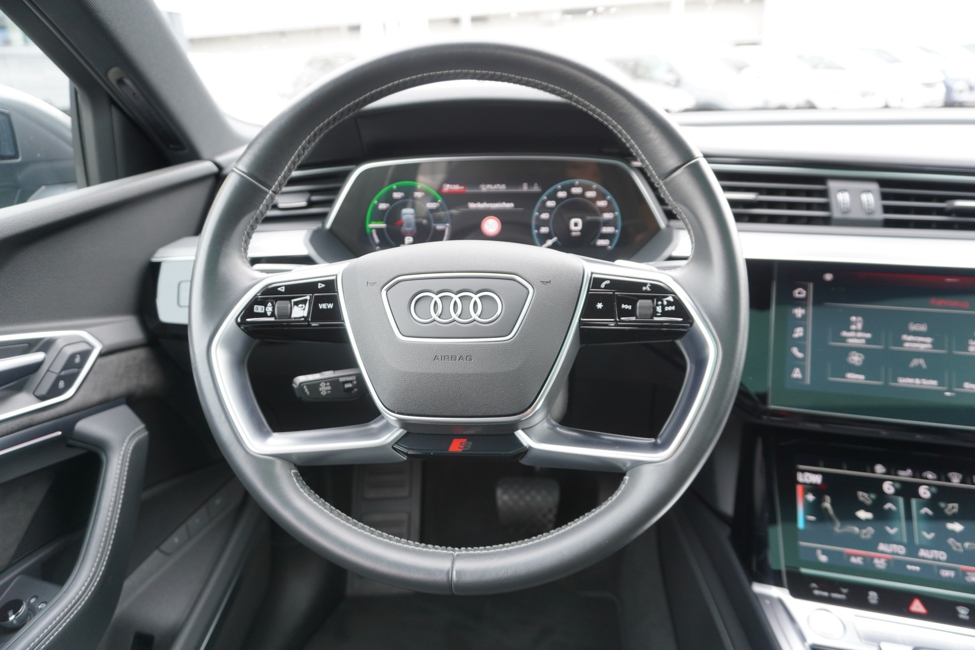 AUDI e-tron 55 Sportback S Line quattro-image-19