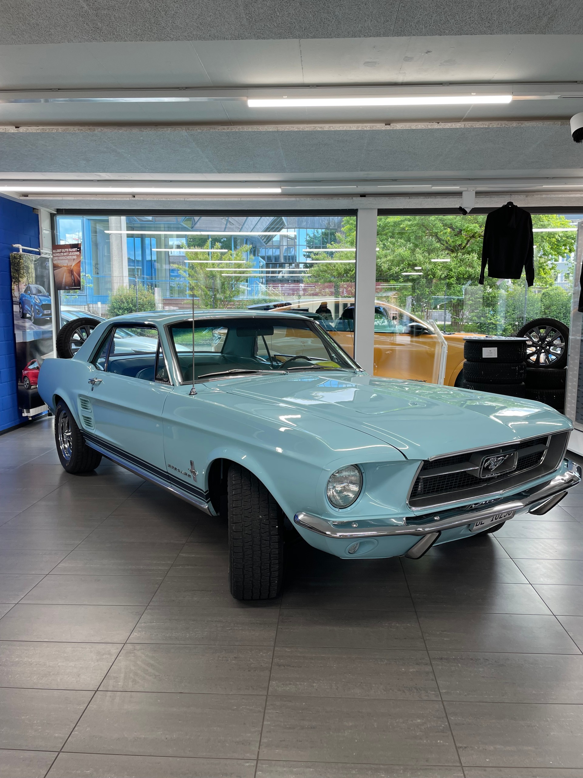 FORD MUSTANG