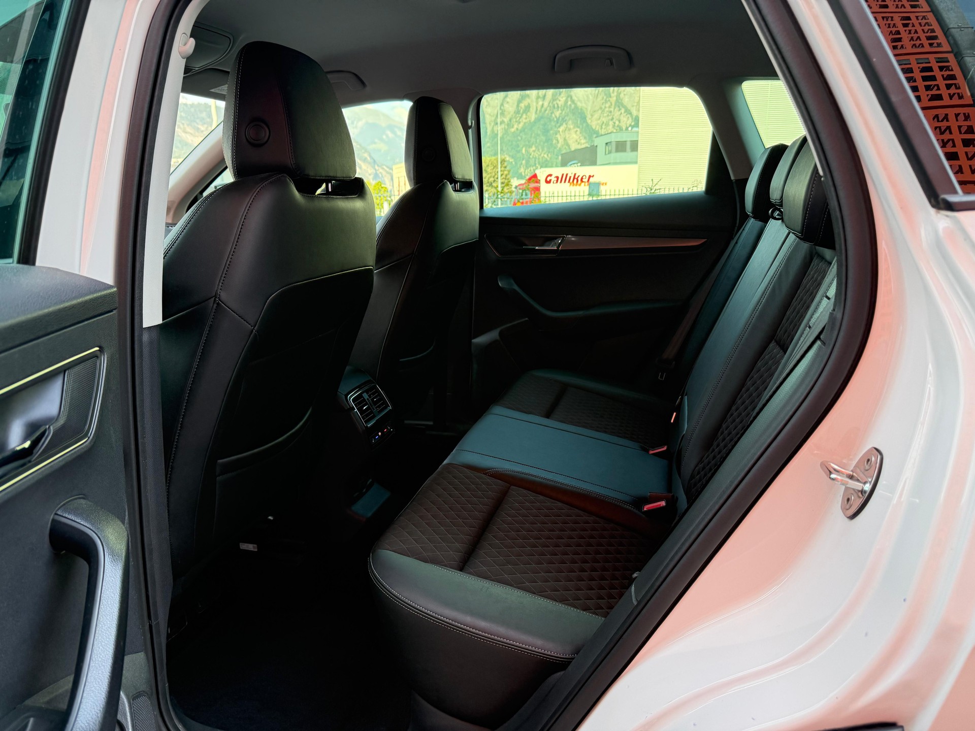 SKODA Karoq 2.0 TDI Style 4x4 DSG-image-12