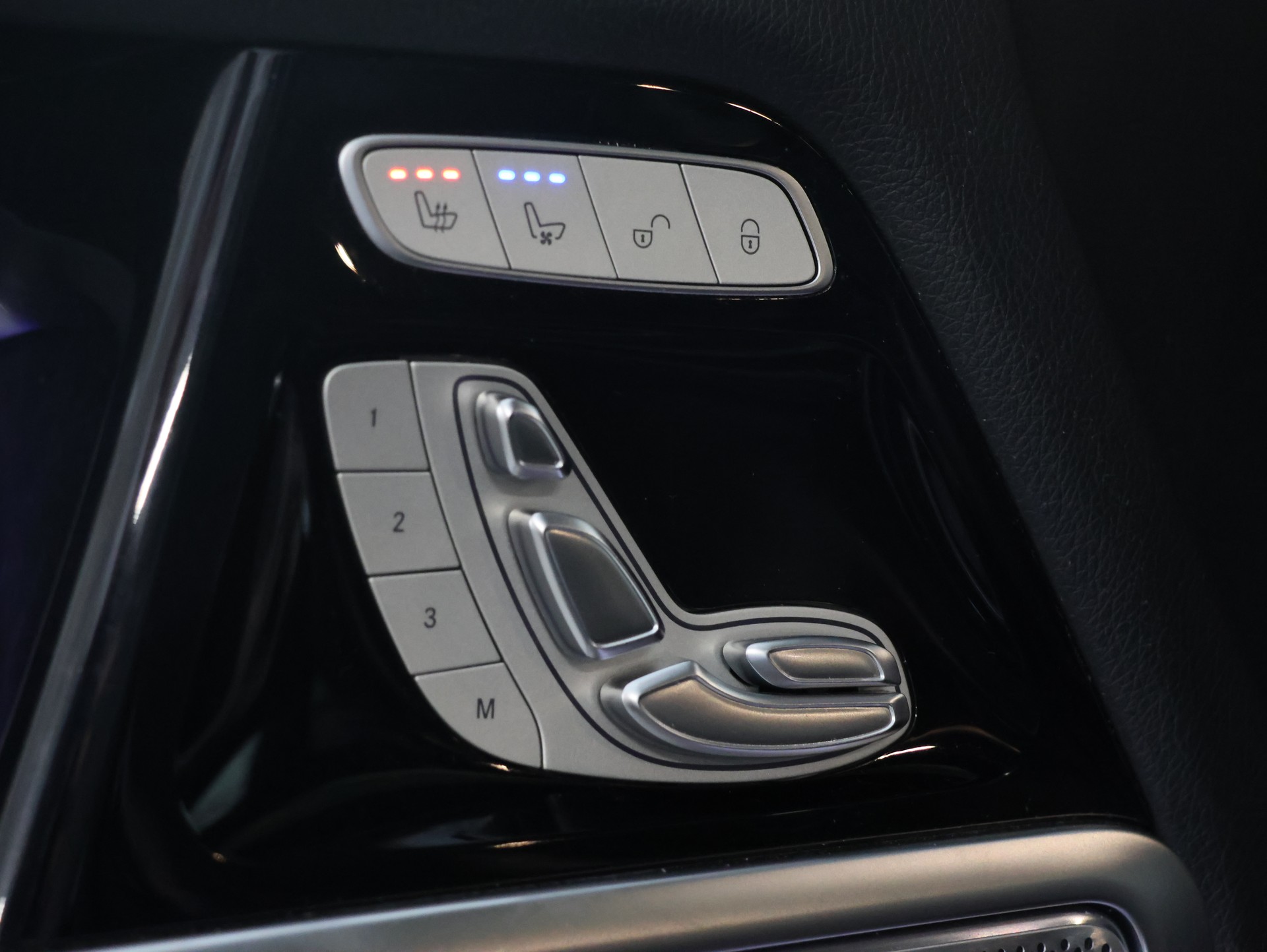 MERCEDES-BENZ G 500 AMG Line 9G-Tronic *360 Kamera* *Panoramadach* *Burmester*-image-17
