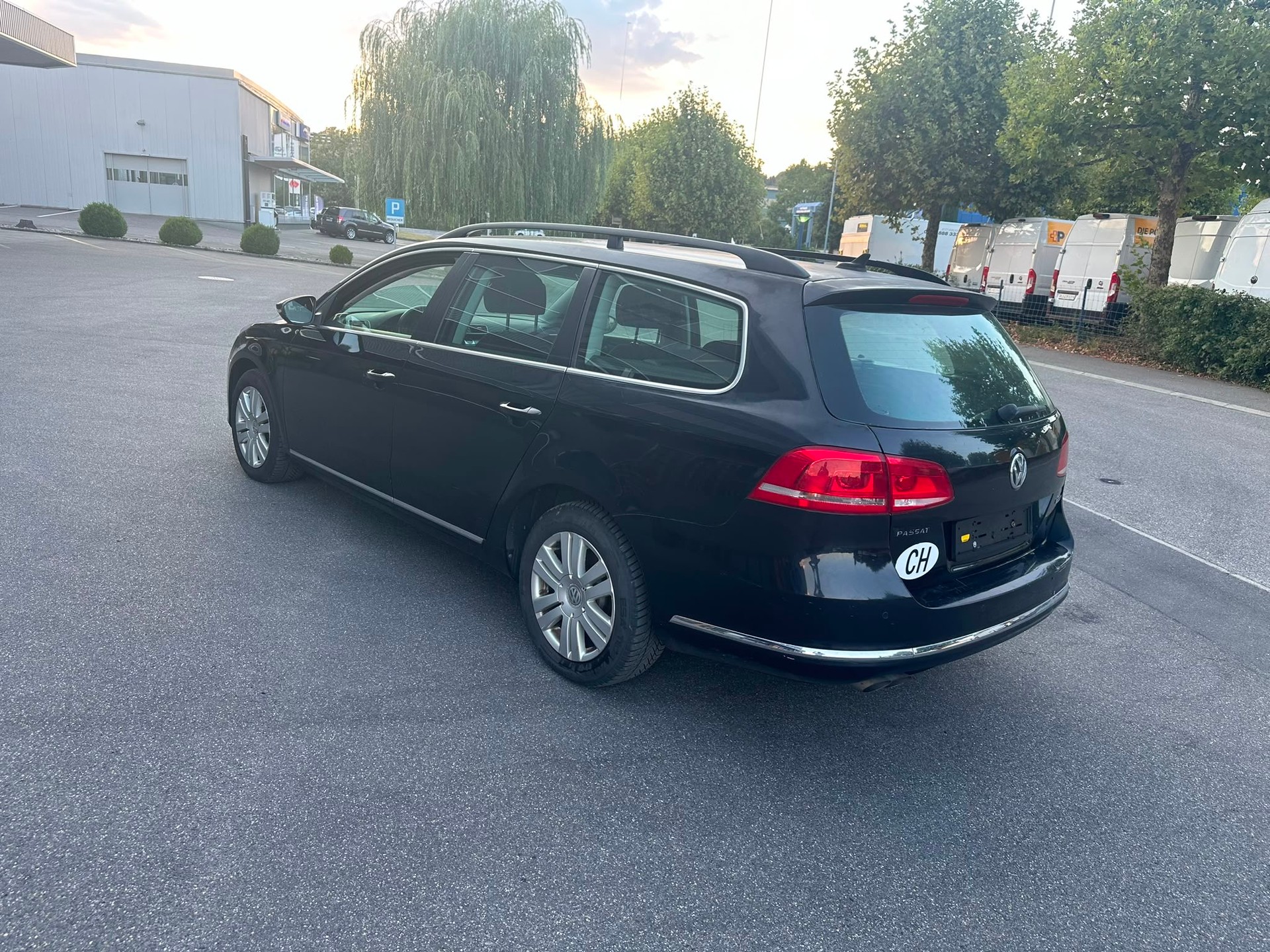 VW Passat Variant 2.0 TDI BMT Trendline-image-5